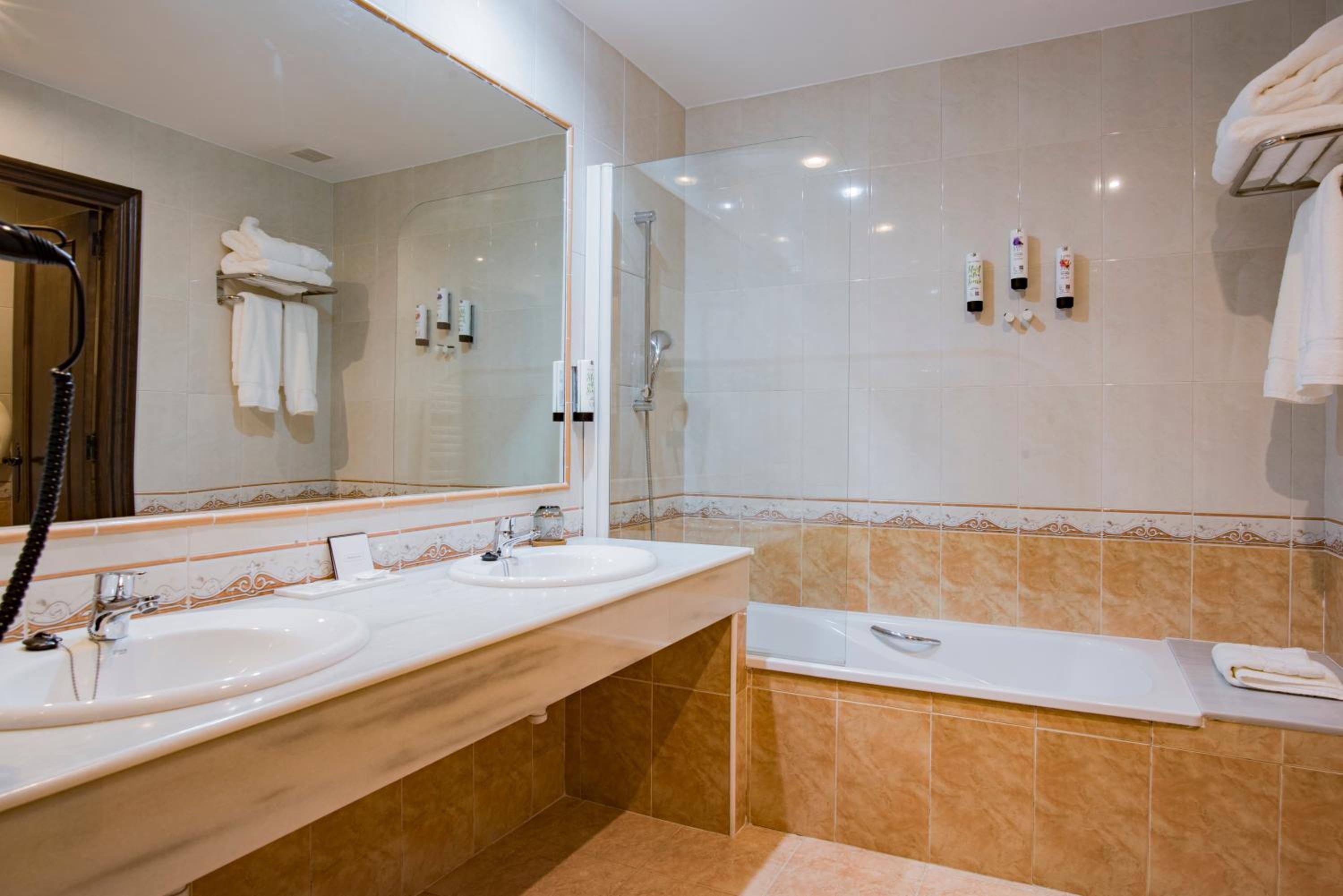Junior Suite with Parking - Photo 10