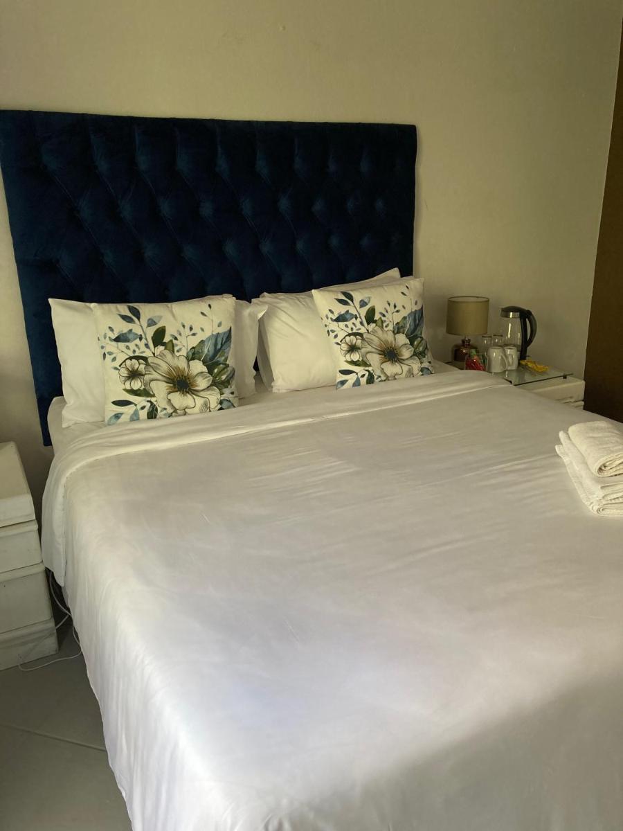 Queen Room with Shared Bathroom photo 1