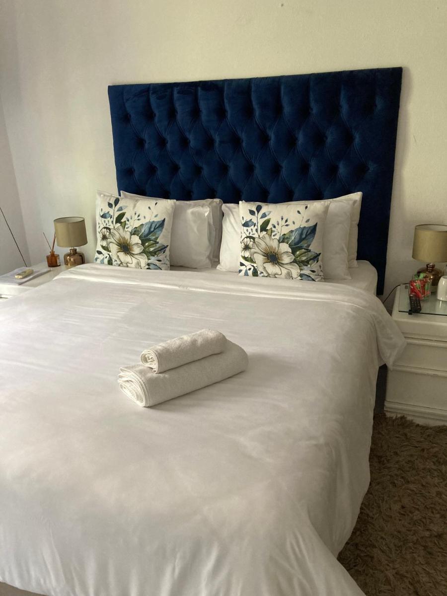 Queen Room with Shared Bathroom photo 2