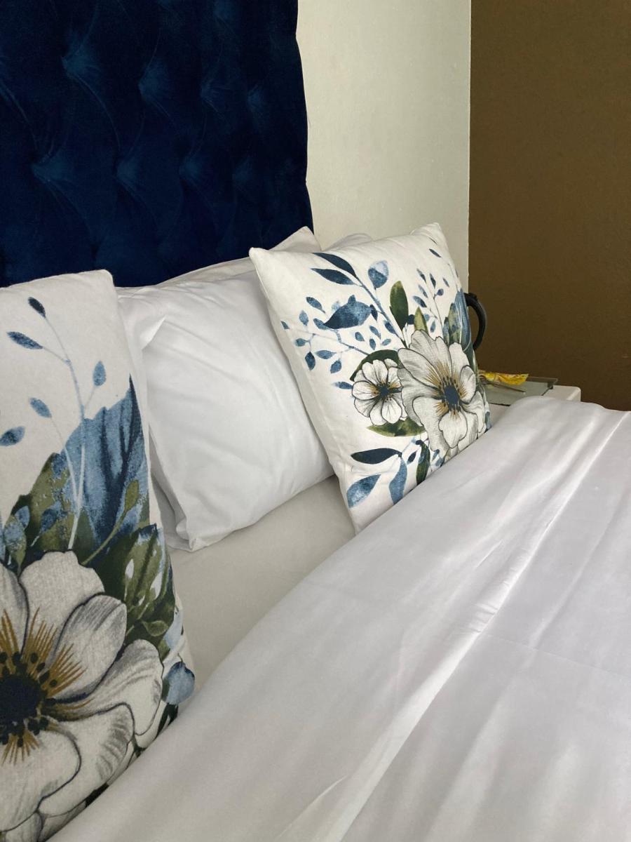 Queen Room with Shared Bathroom photo 3