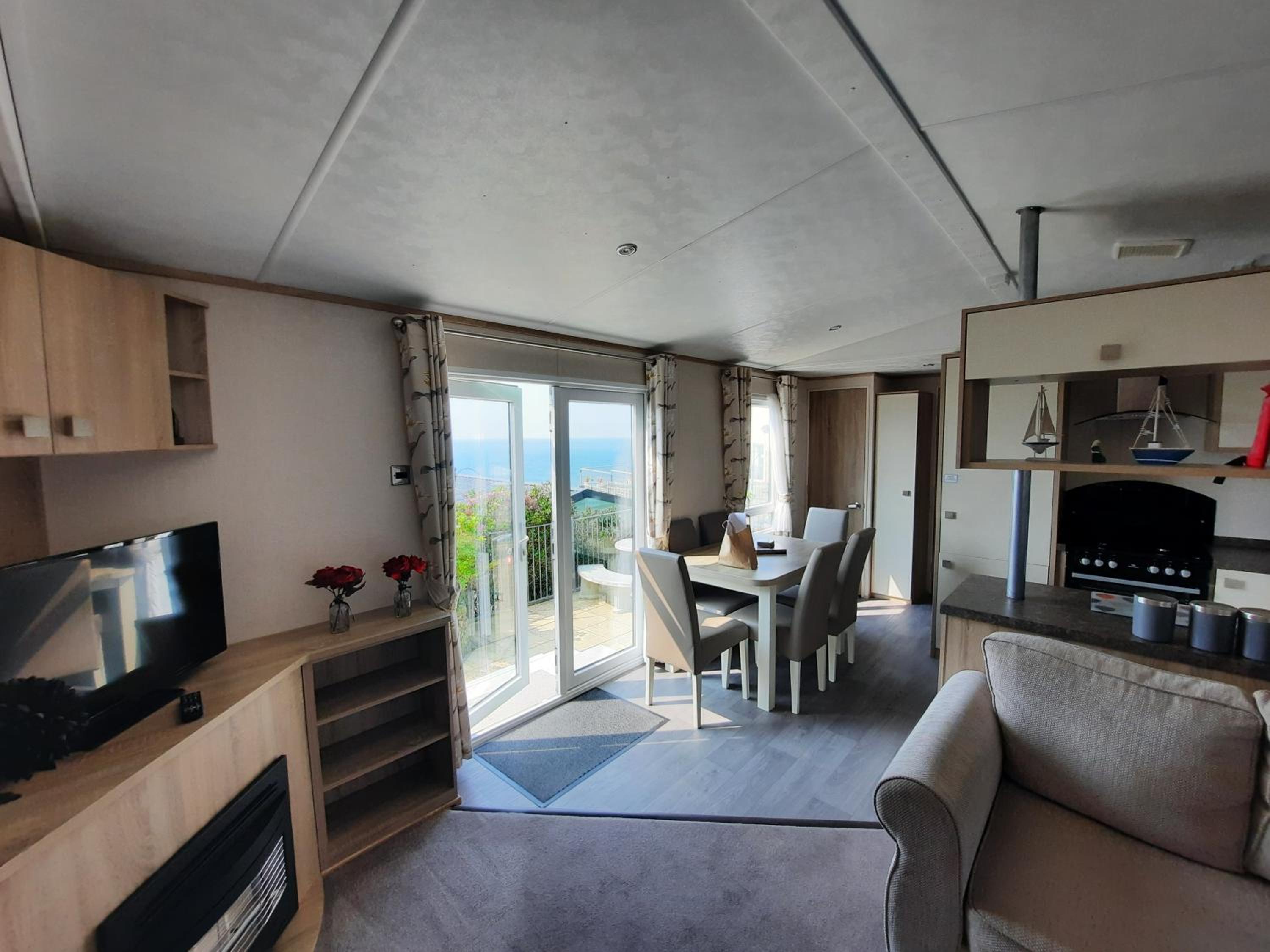 Caravan 8B  photo 1