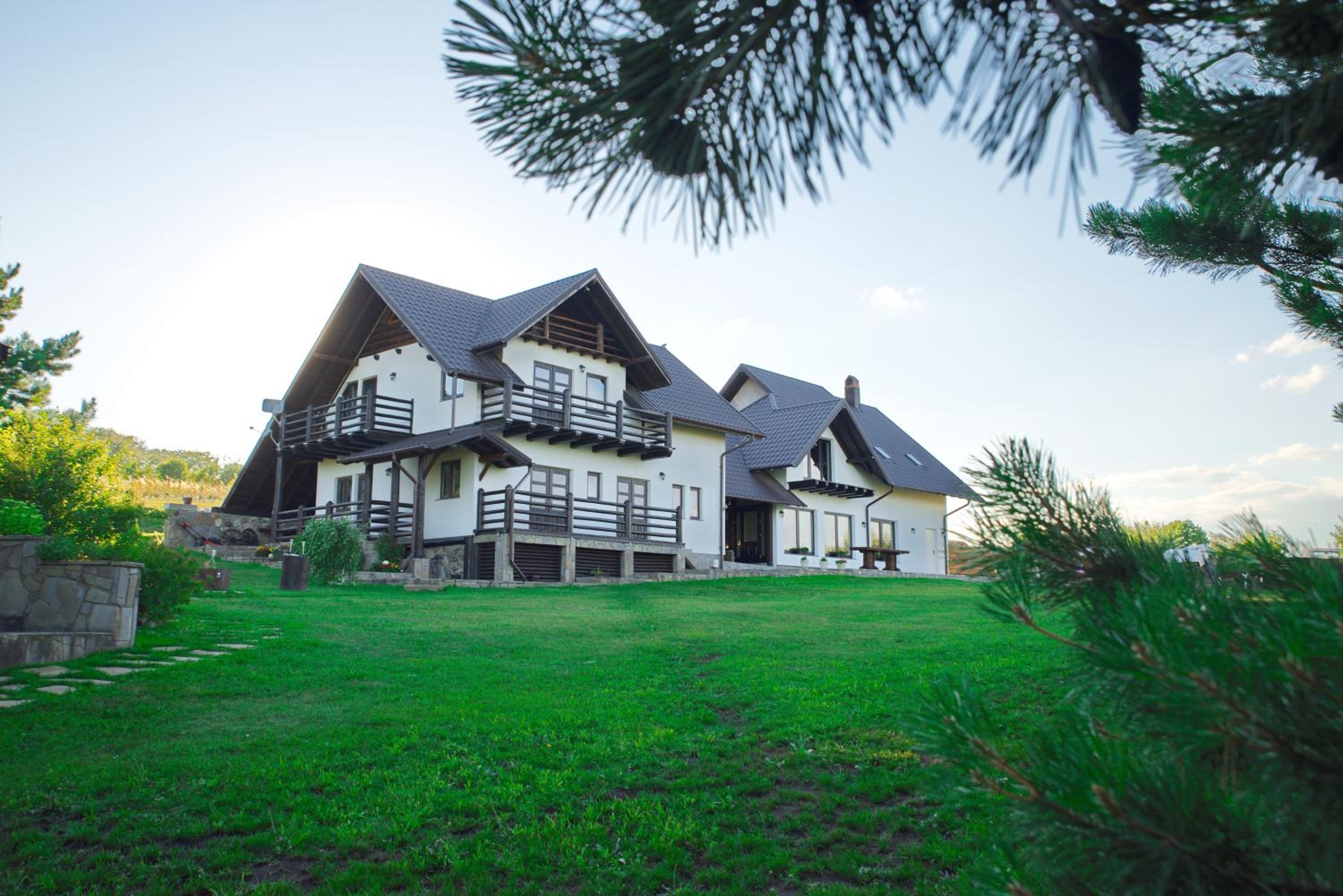 Six-Bedroom House - Photo 2