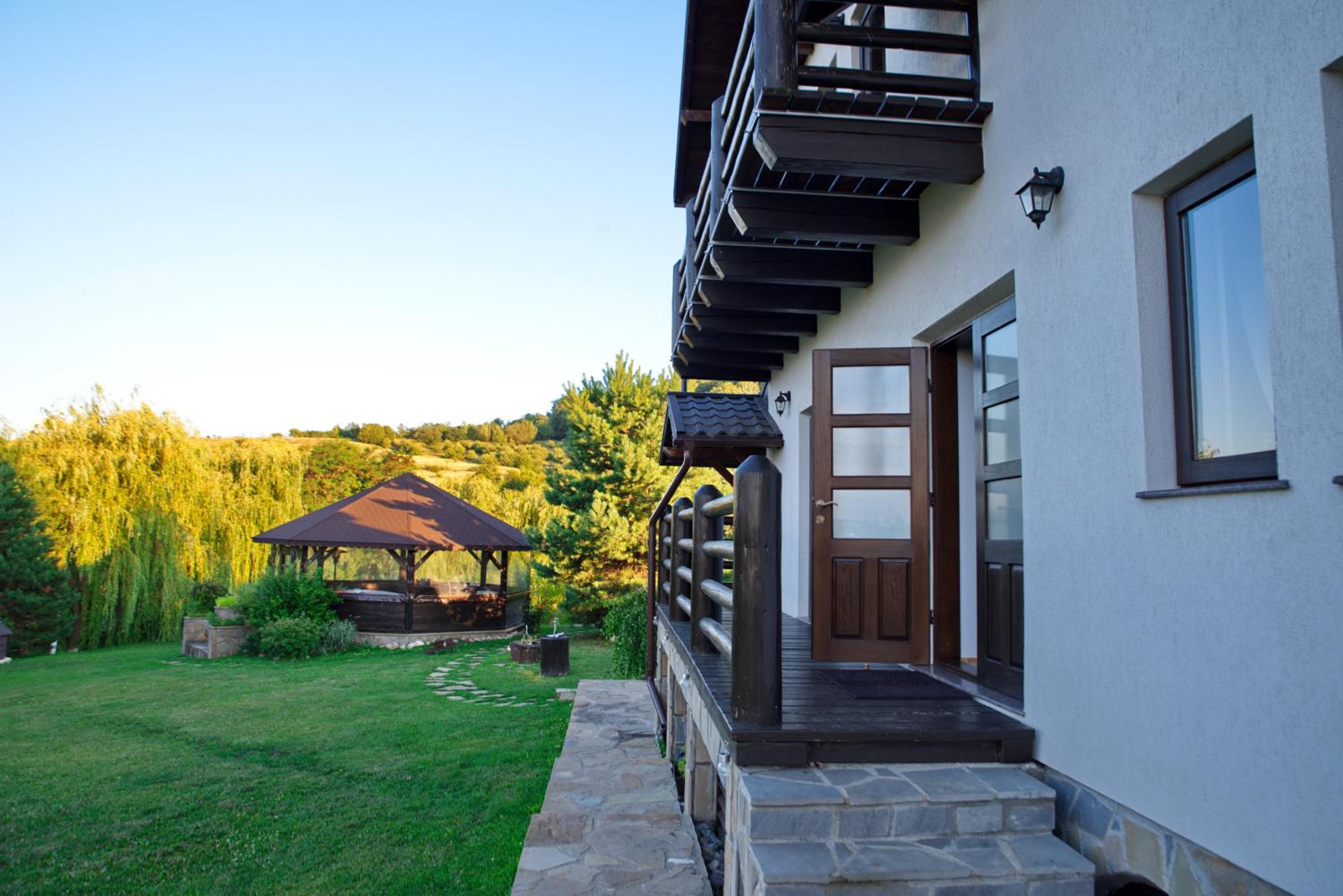 Six-Bedroom House - Photo 19