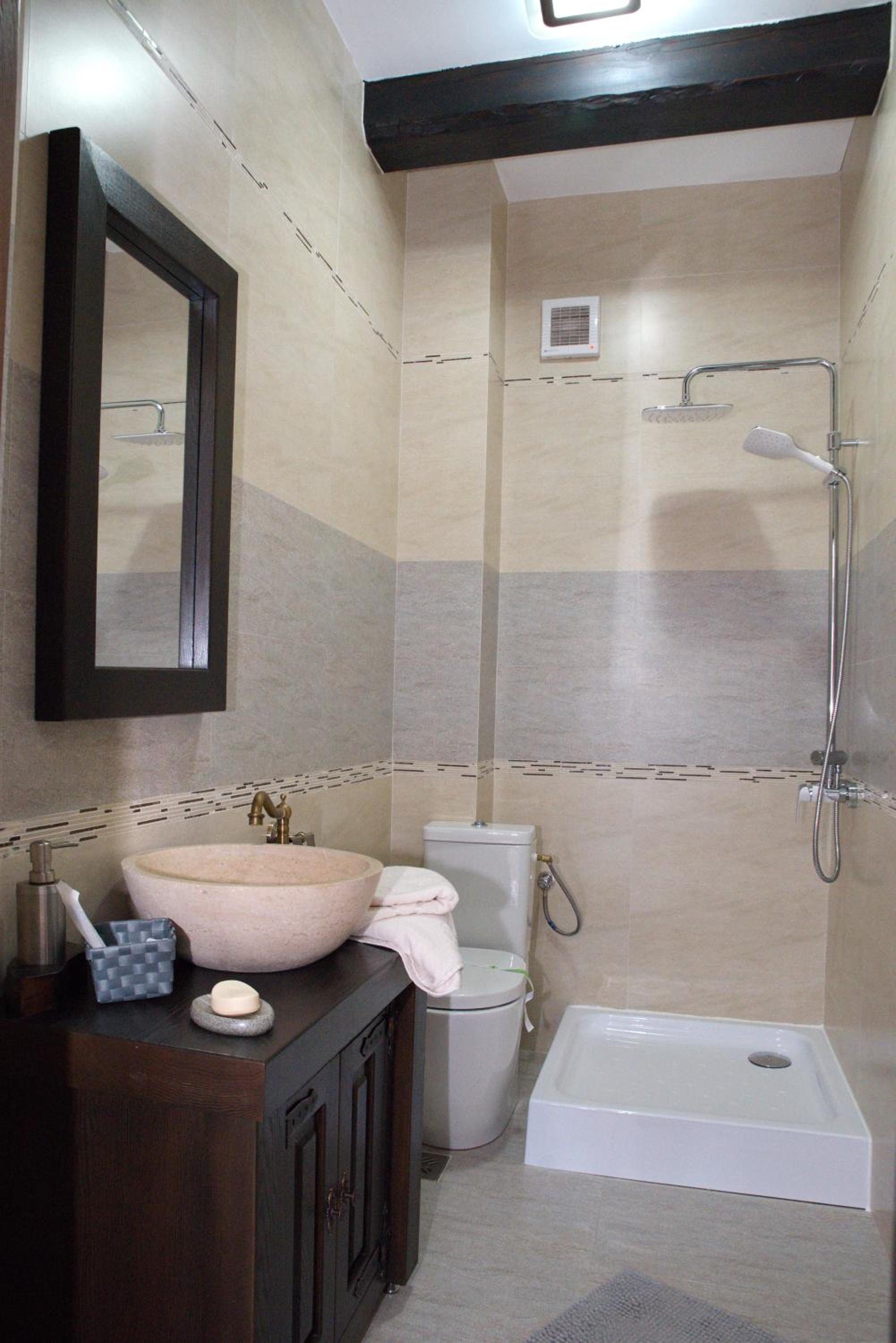 Six-Bedroom House - Photo 20