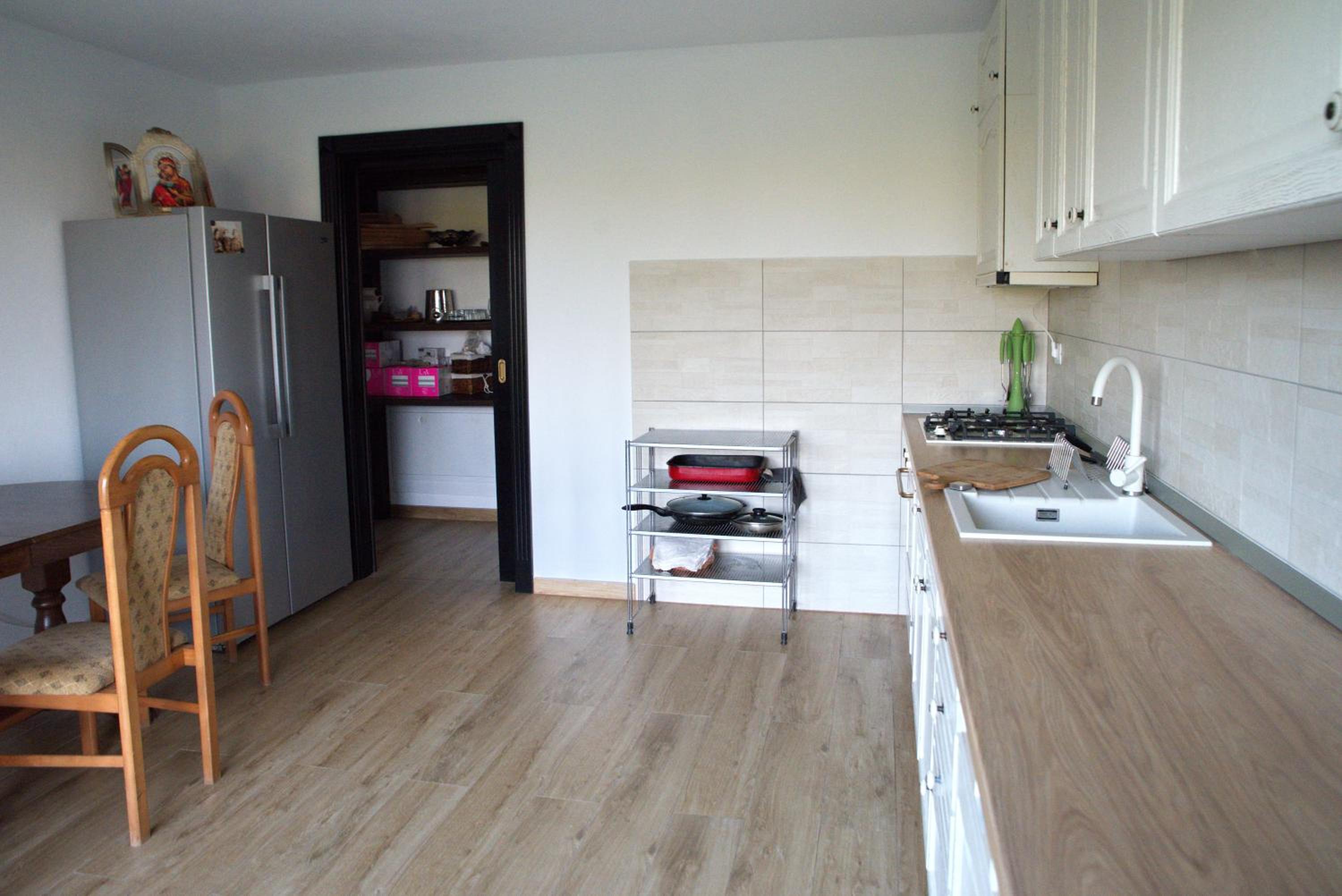 Six-Bedroom House - Photo 26