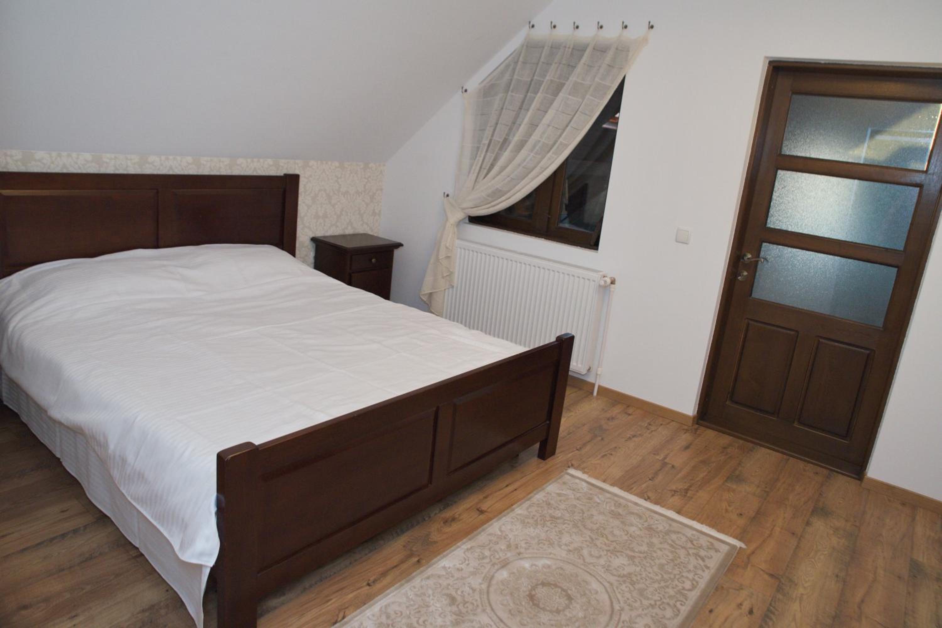 Six-Bedroom House - Photo 27