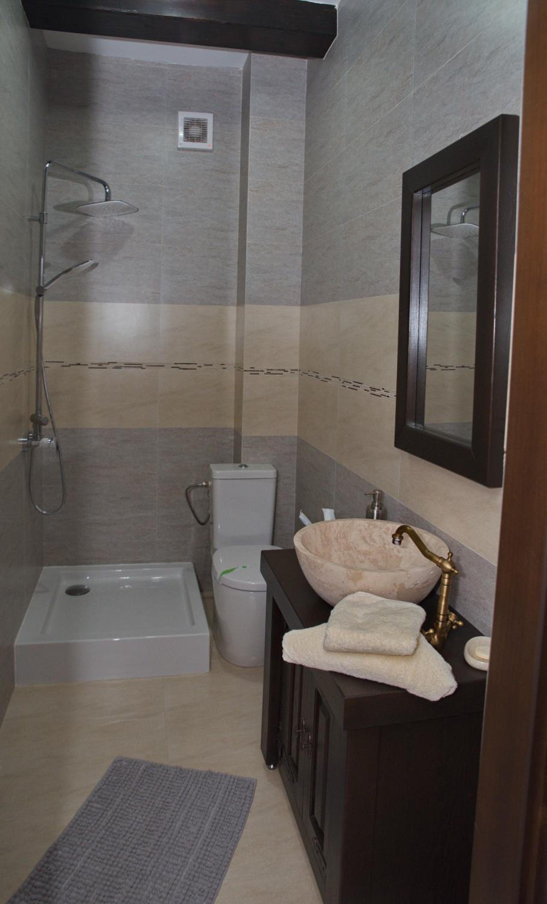 Six-Bedroom House - Photo 29