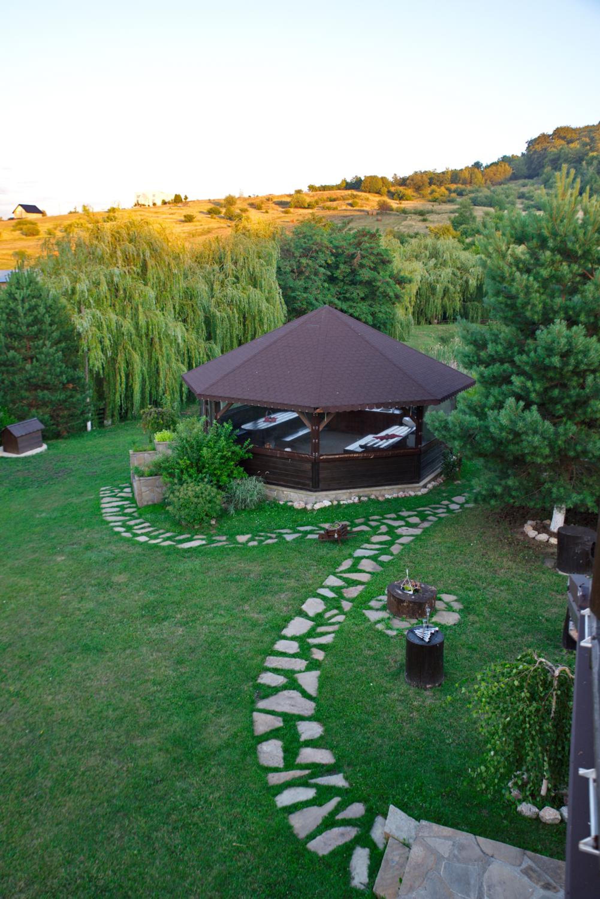 Six-Bedroom House - Photo 3