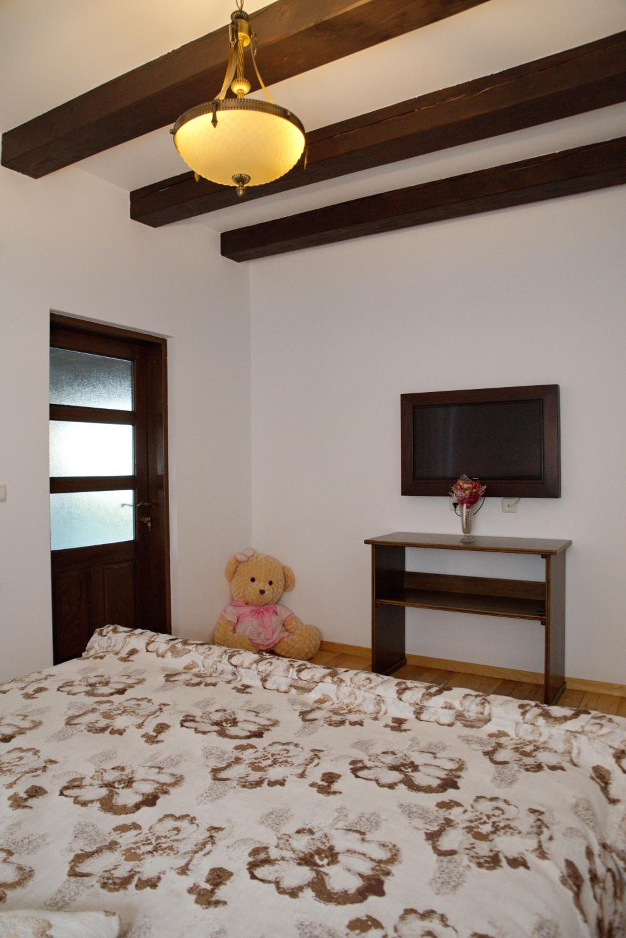 Six-Bedroom House - Photo 4