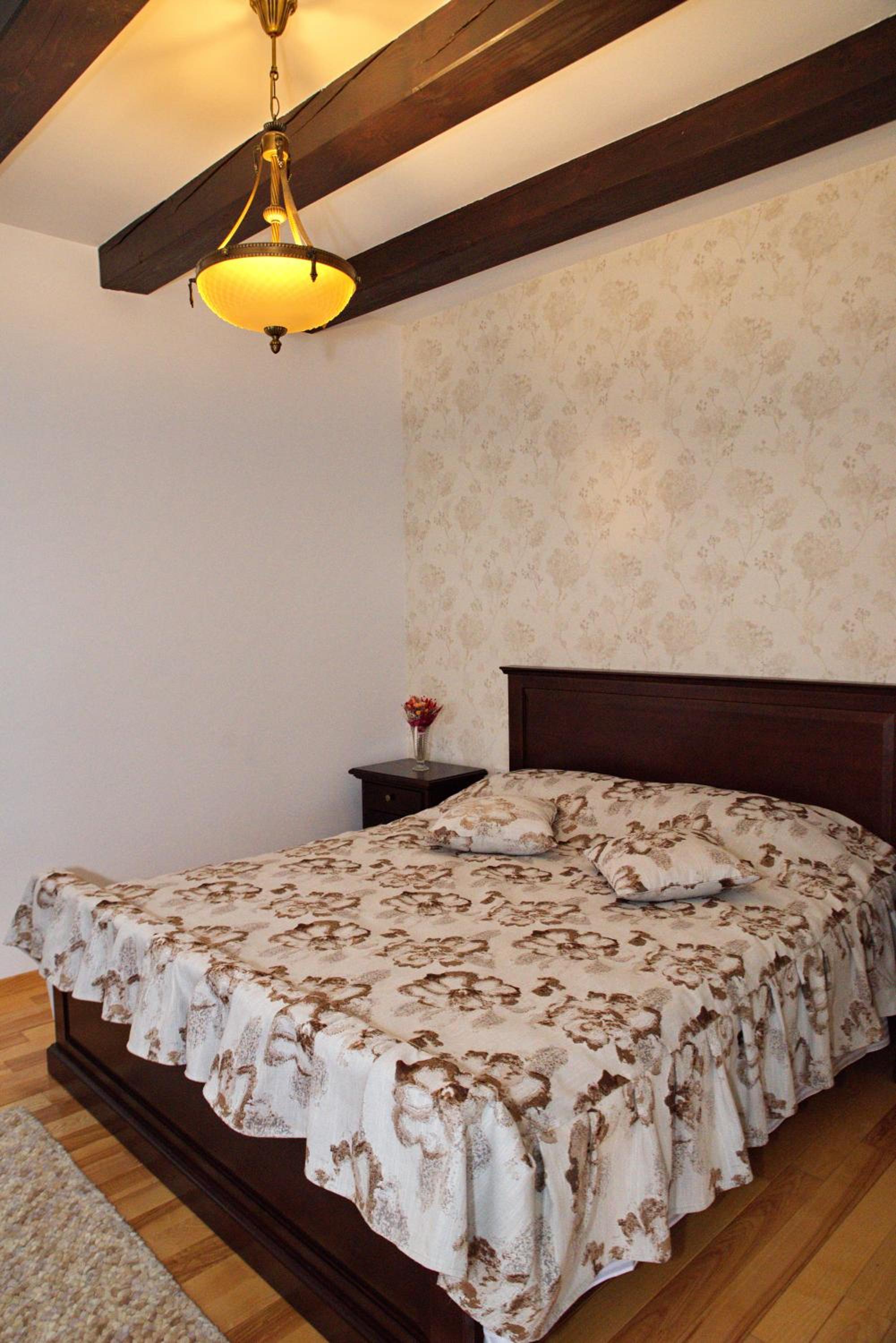 Six-Bedroom House - Photo 5