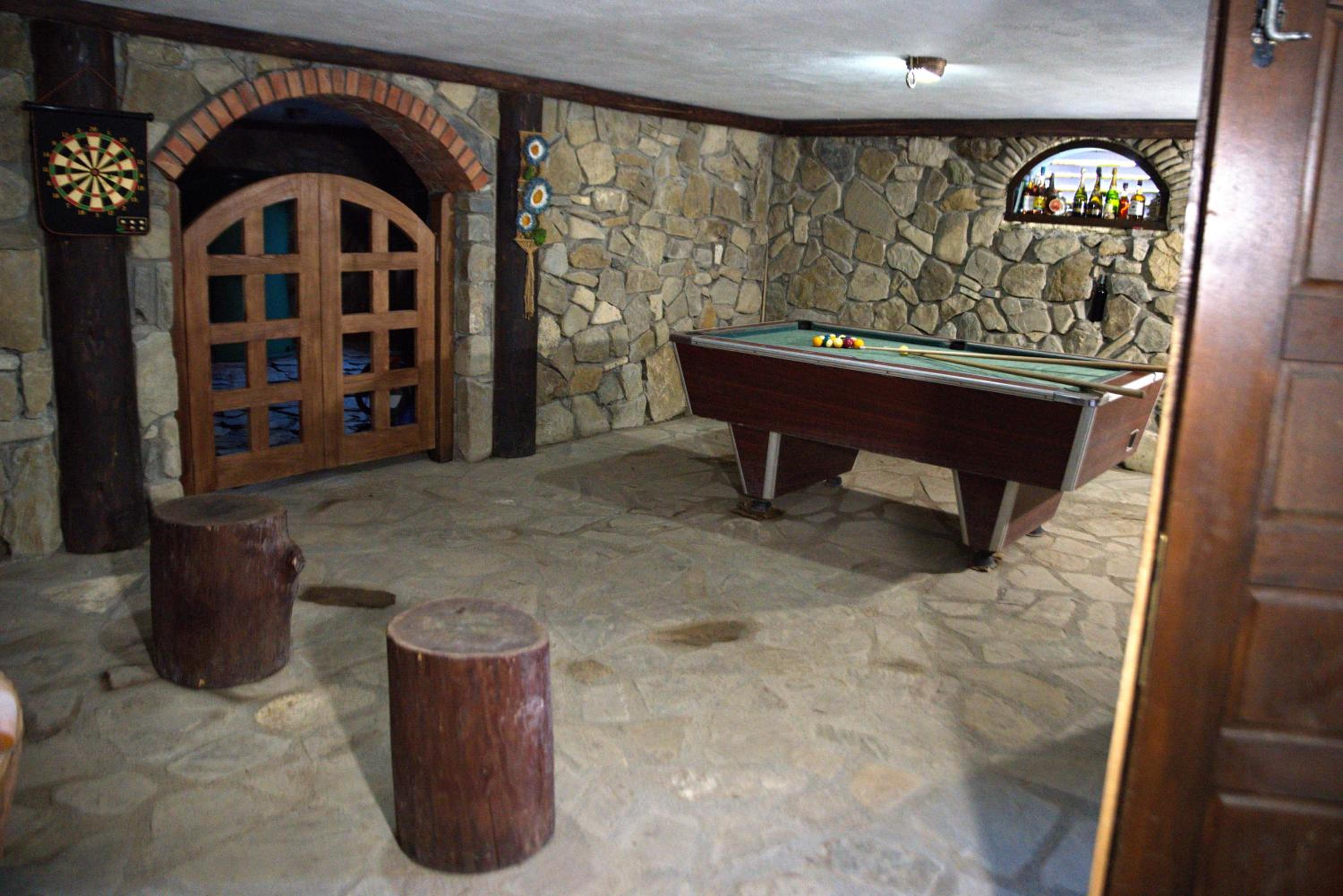 Six-Bedroom House - Photo 6