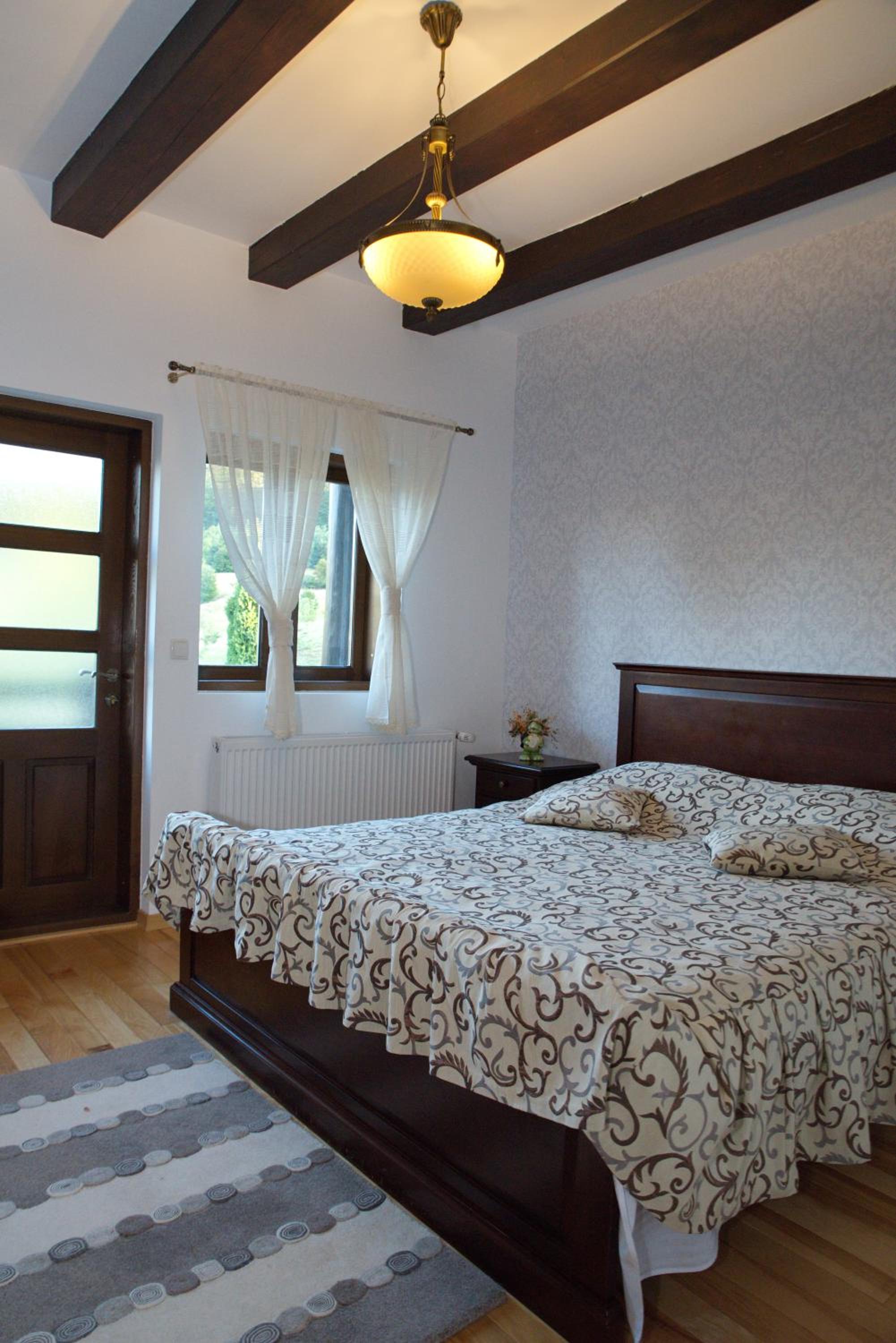 Six-Bedroom House - Photo 7