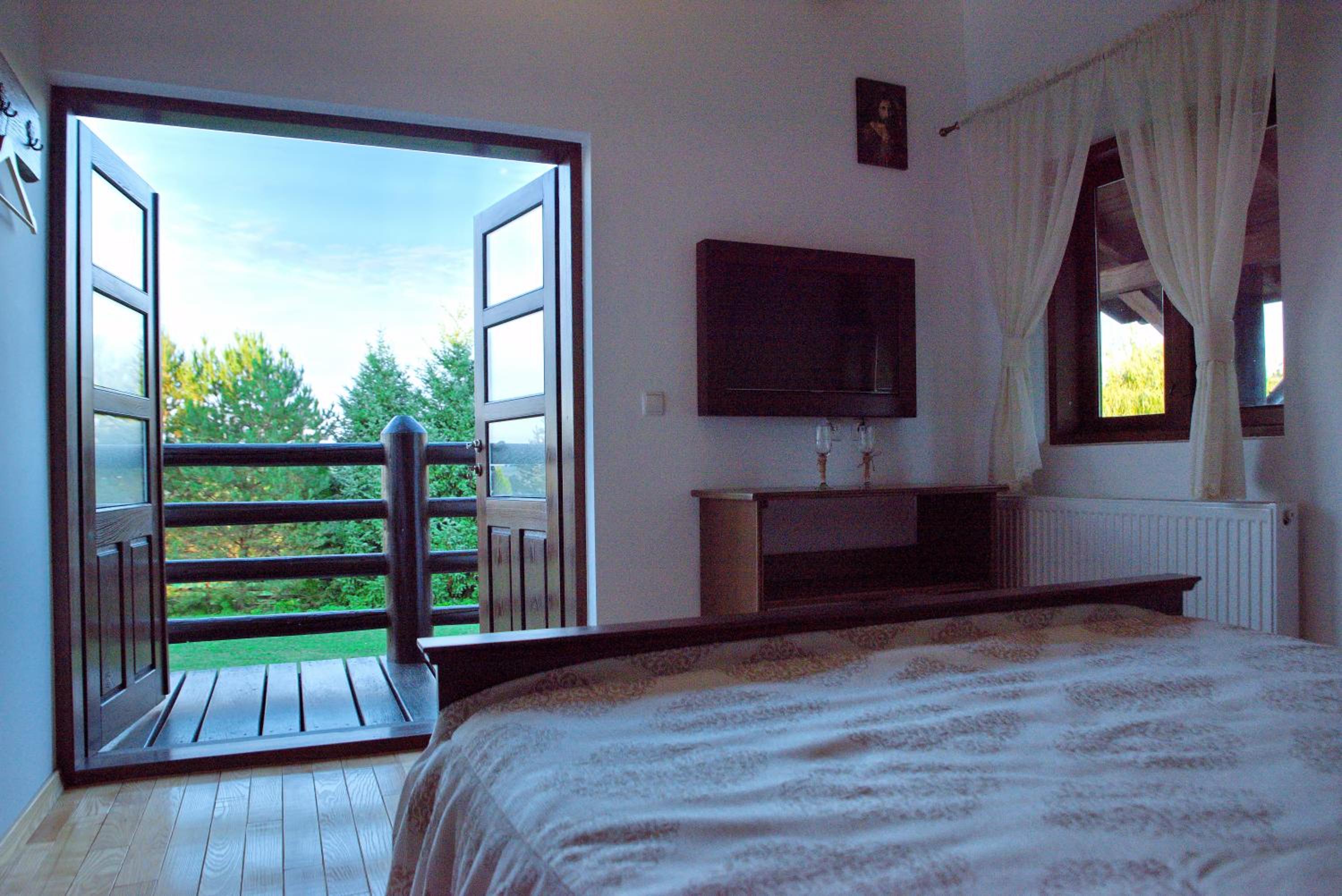 Six-Bedroom House - Photo 12