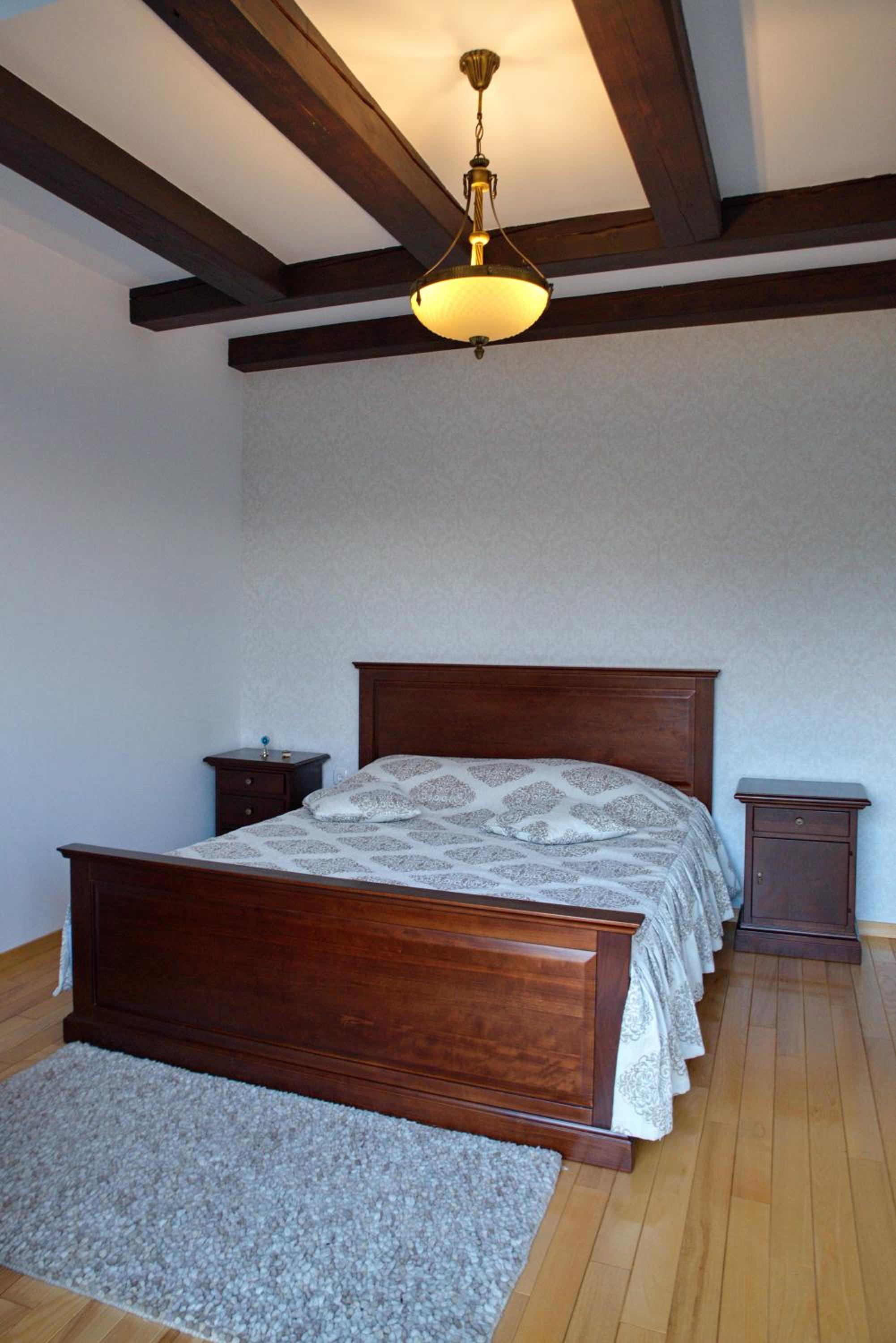 Six-Bedroom House - Photo 18