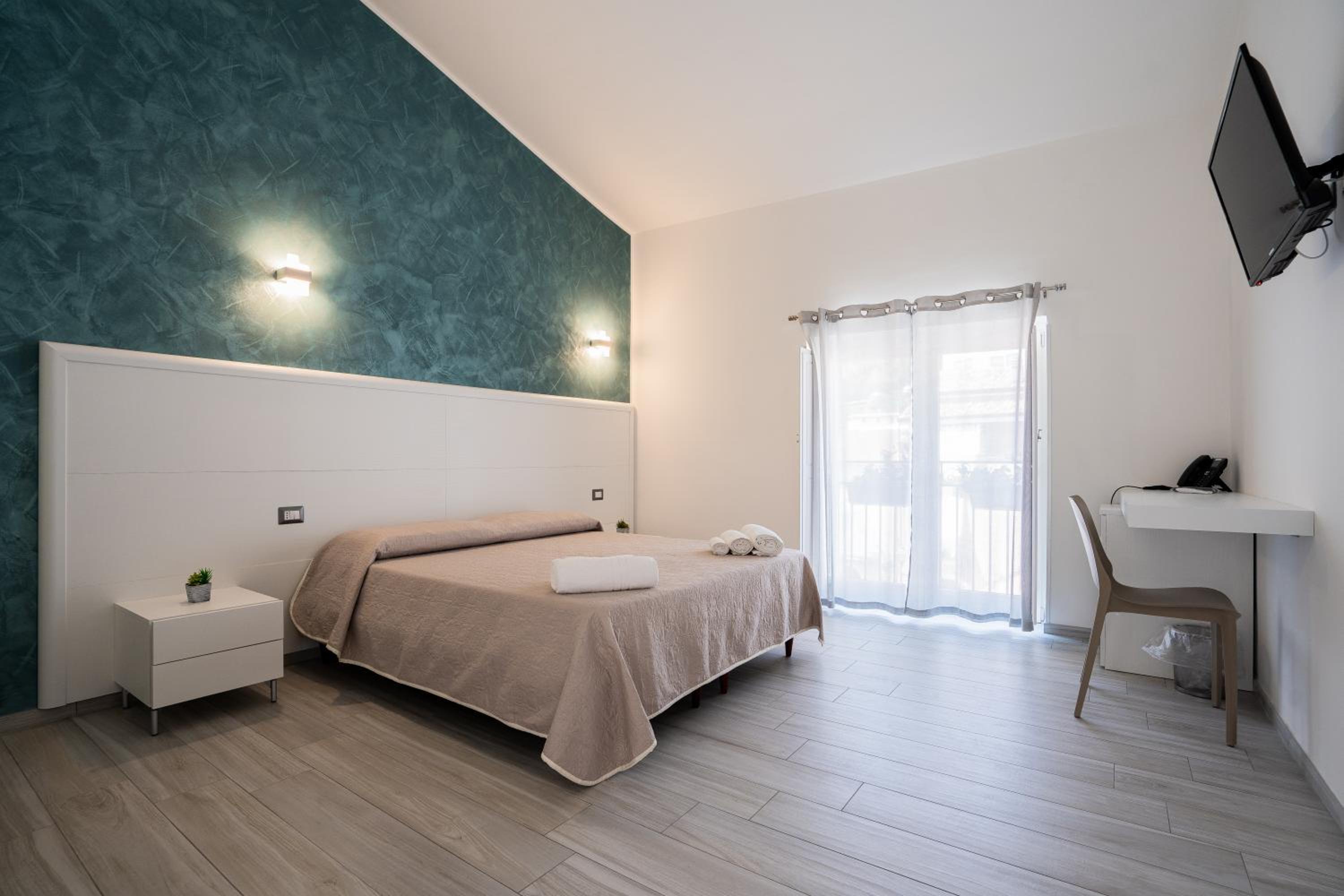 Large Double or Twin Room photo 1