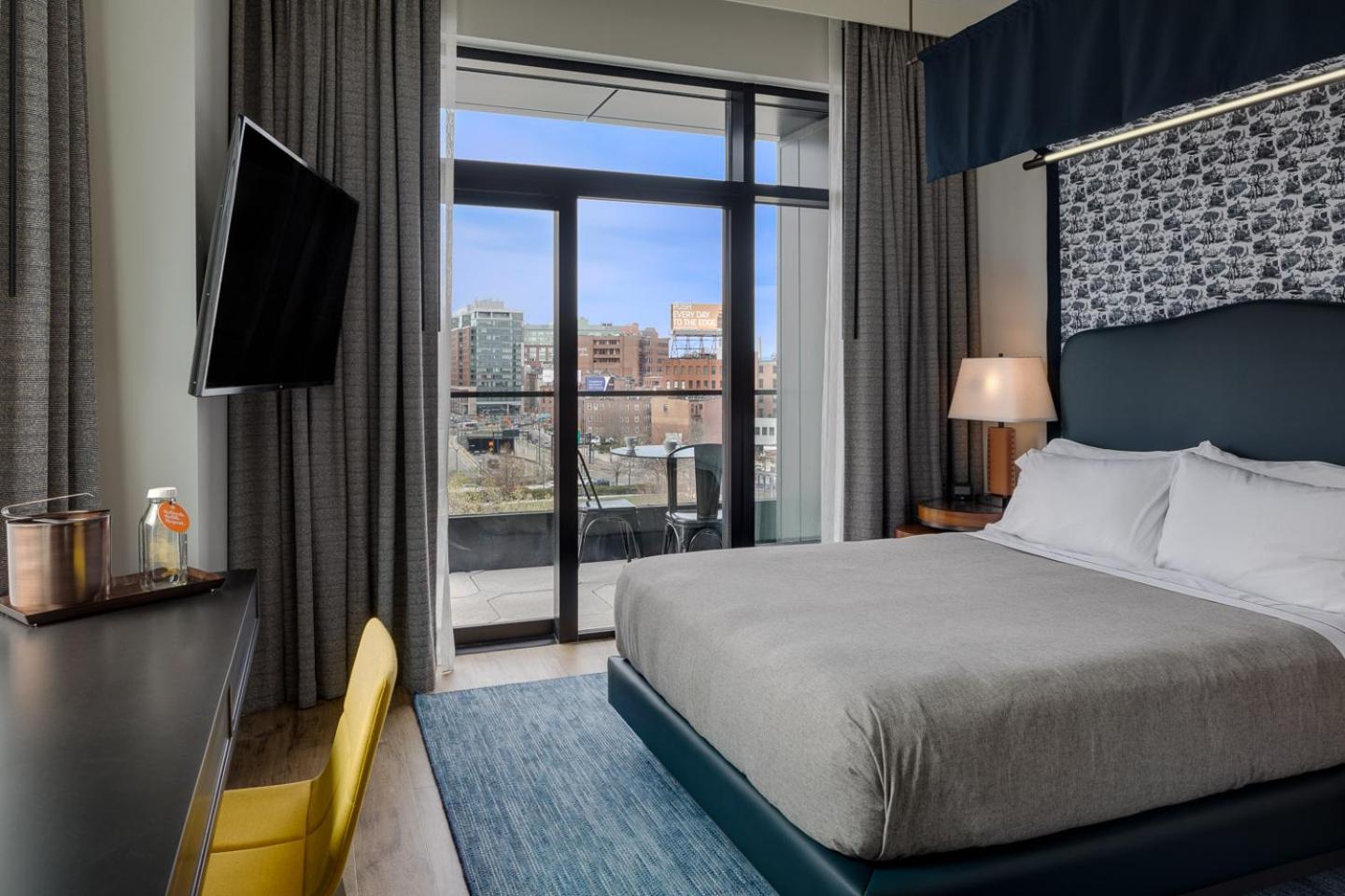 Double Room with Balcony and City View thumbnail 5