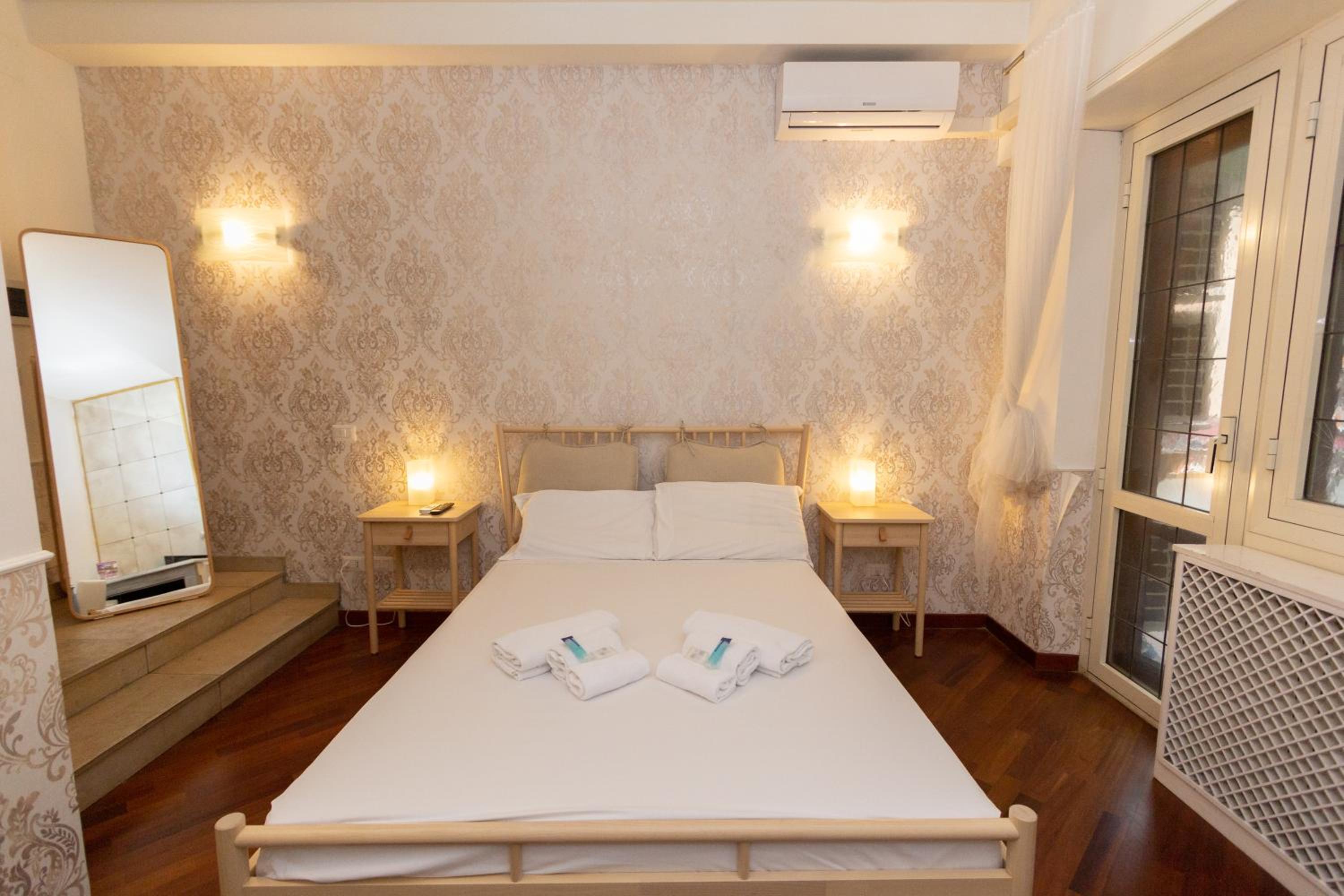 Deluxe Double Room with Balcony photo 3