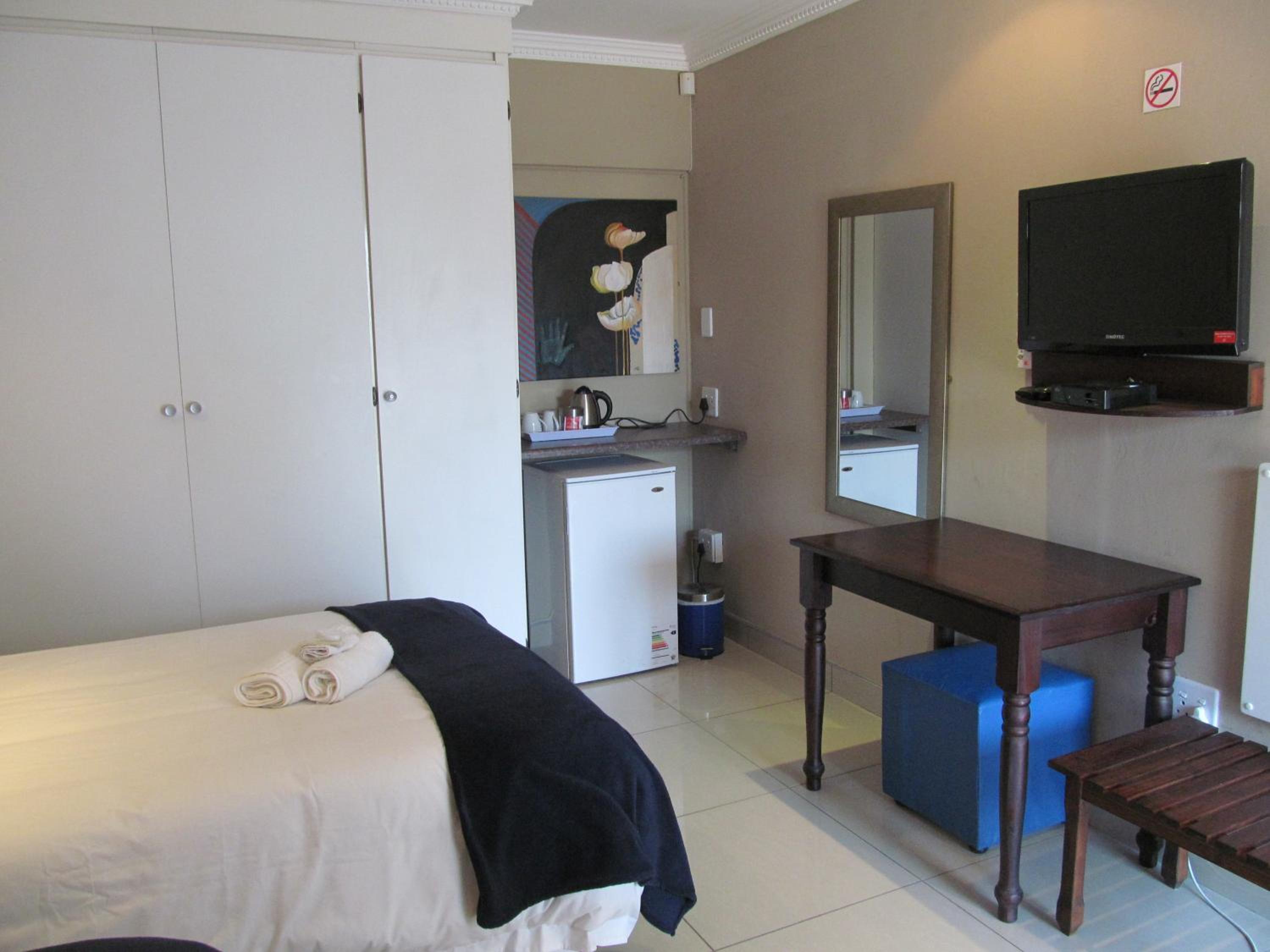 Twin Room - Photo 5