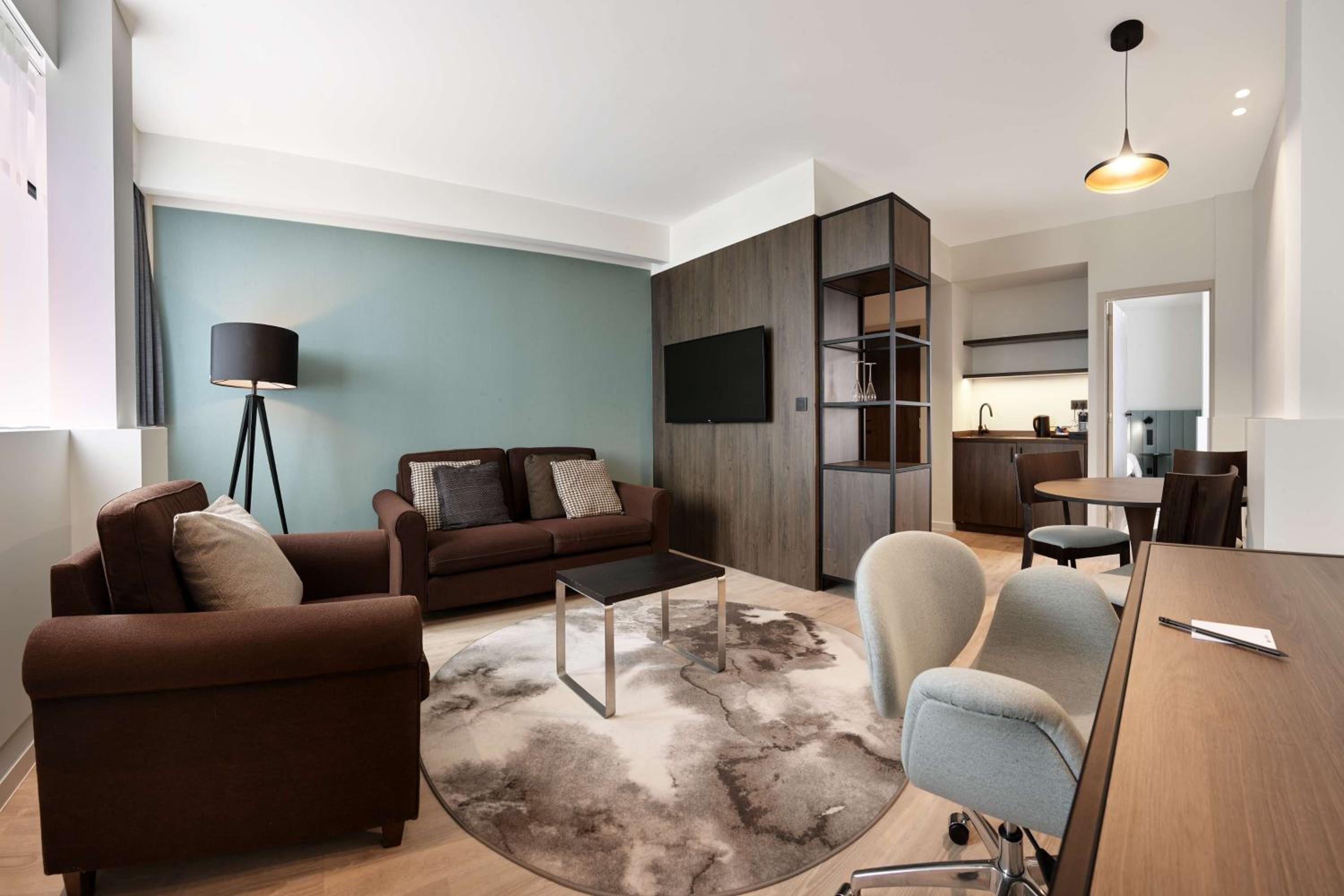 Suite - Photo 3