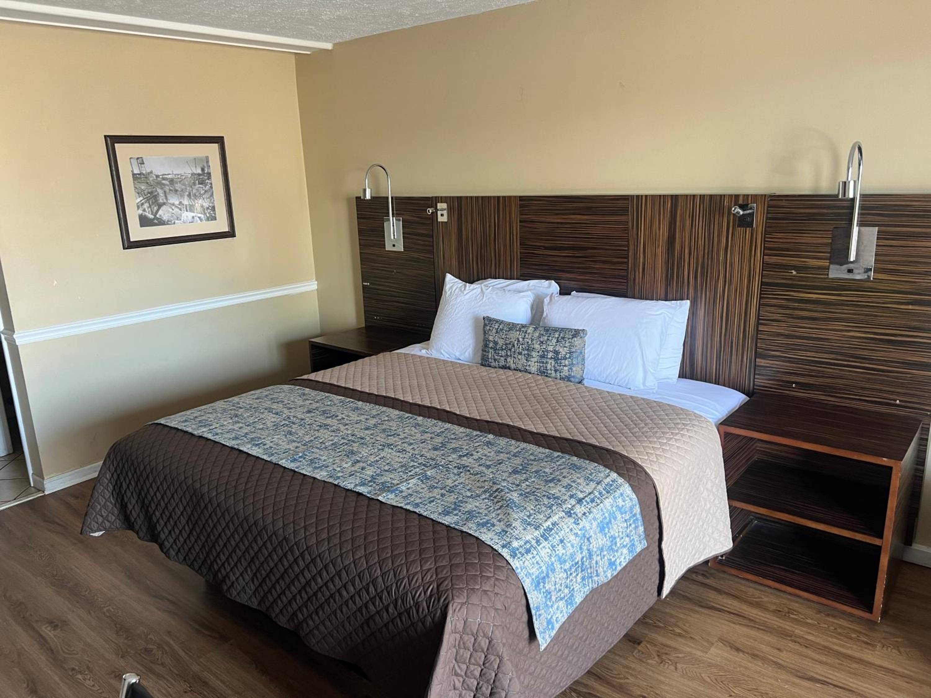 Standard King Room - Photo 6