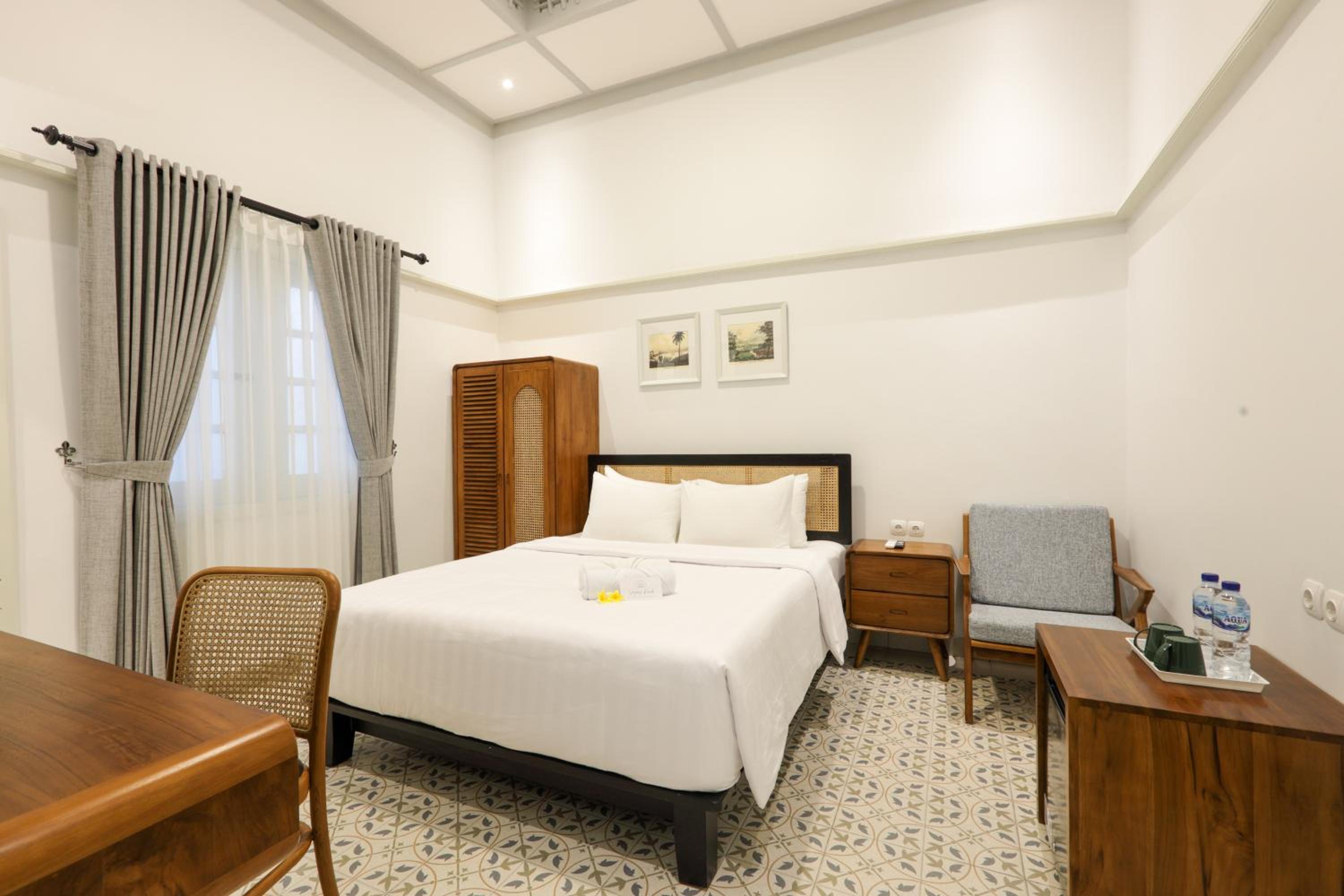Deluxe Double Room (2 Adults + 1 Child) - Photo 1