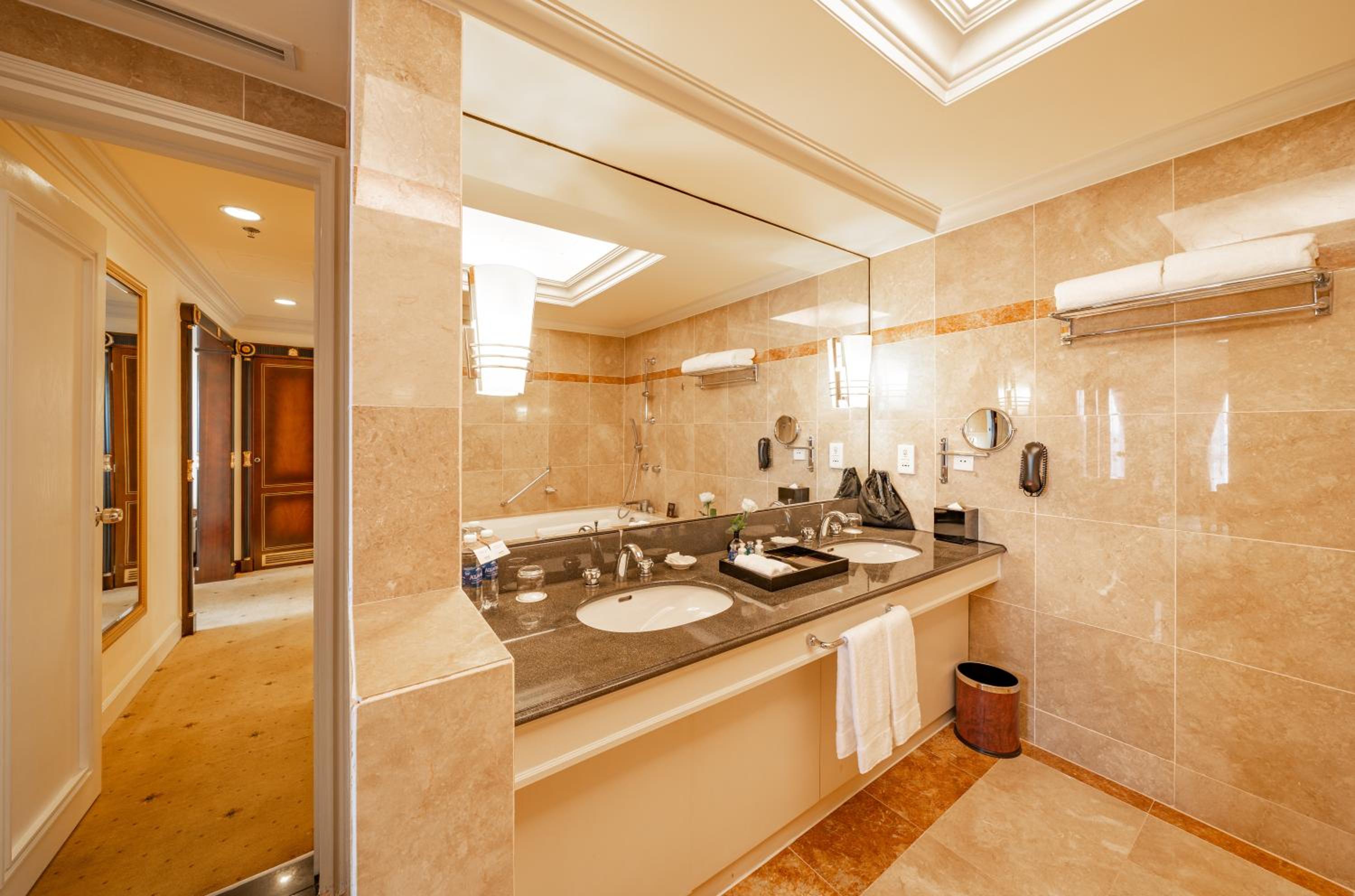 Suite with City View photo 3