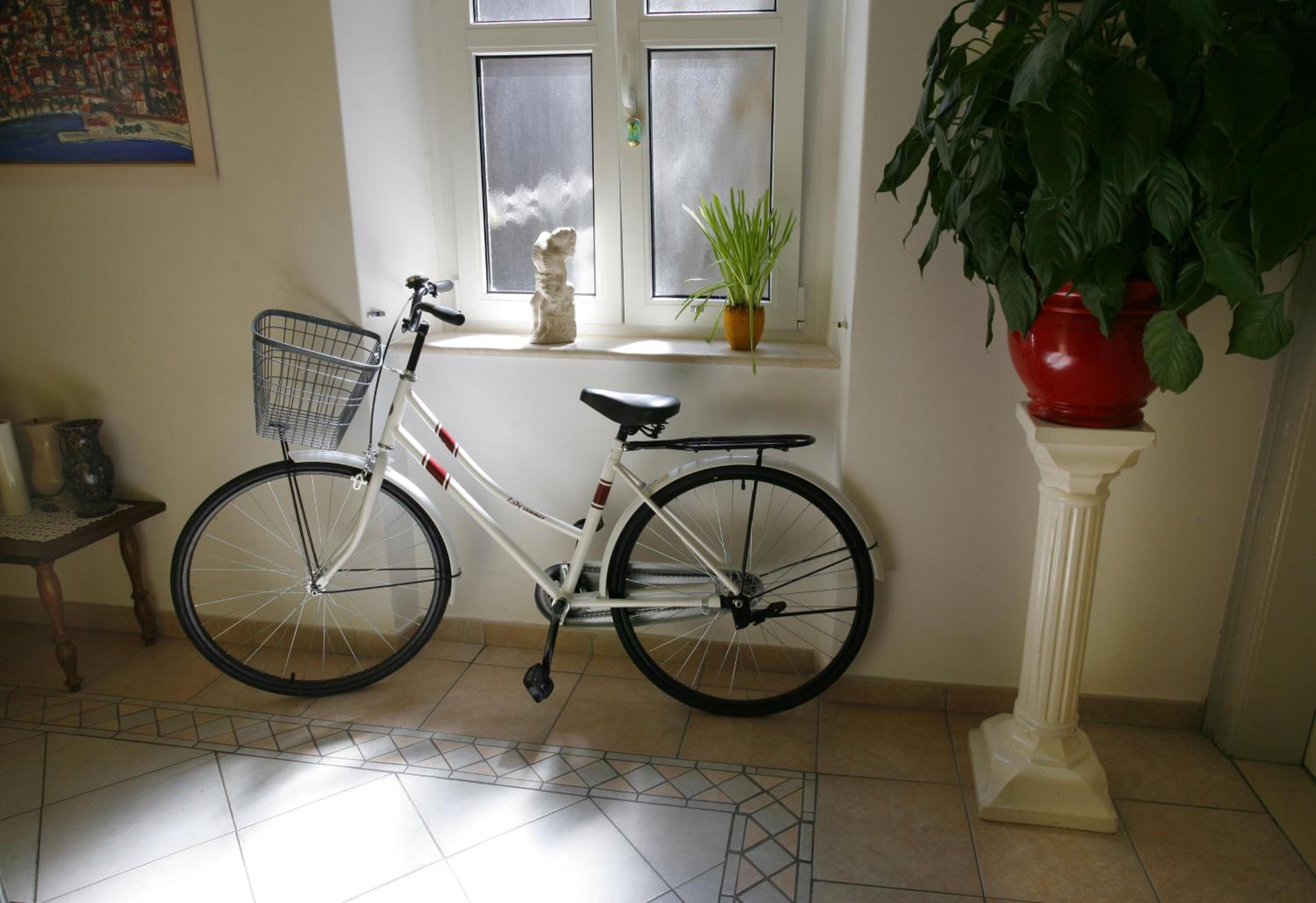 One-Bedroom Apartment with Balcony - Photo 17