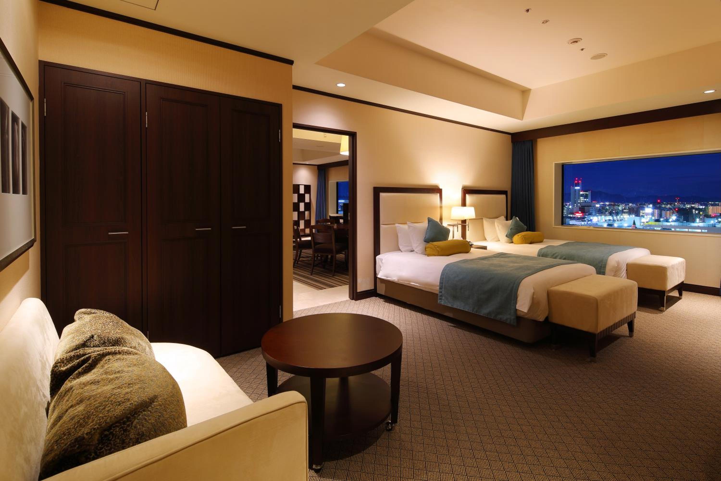 2 Single Beds Presidential Suite City View