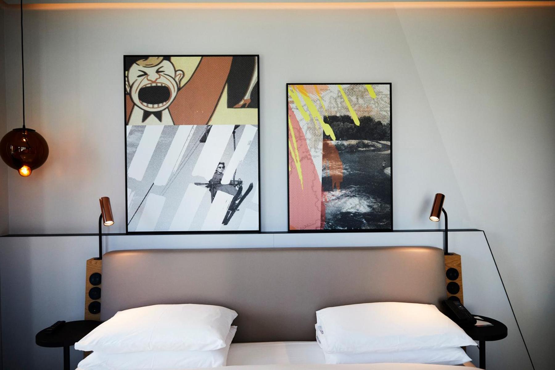 Deluxe King Room thumbnail 6