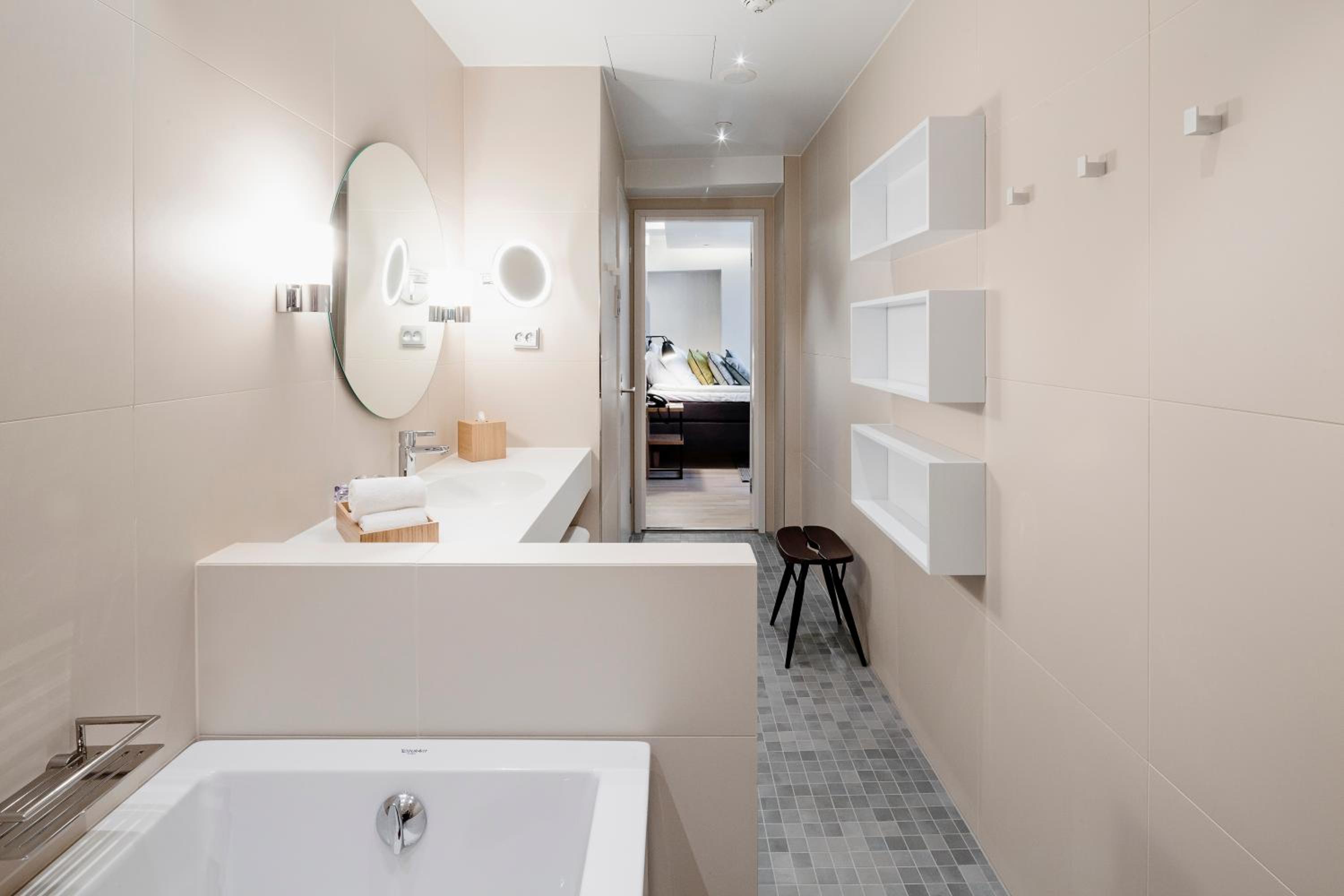 One-Bedroom Suite thumbnail 5