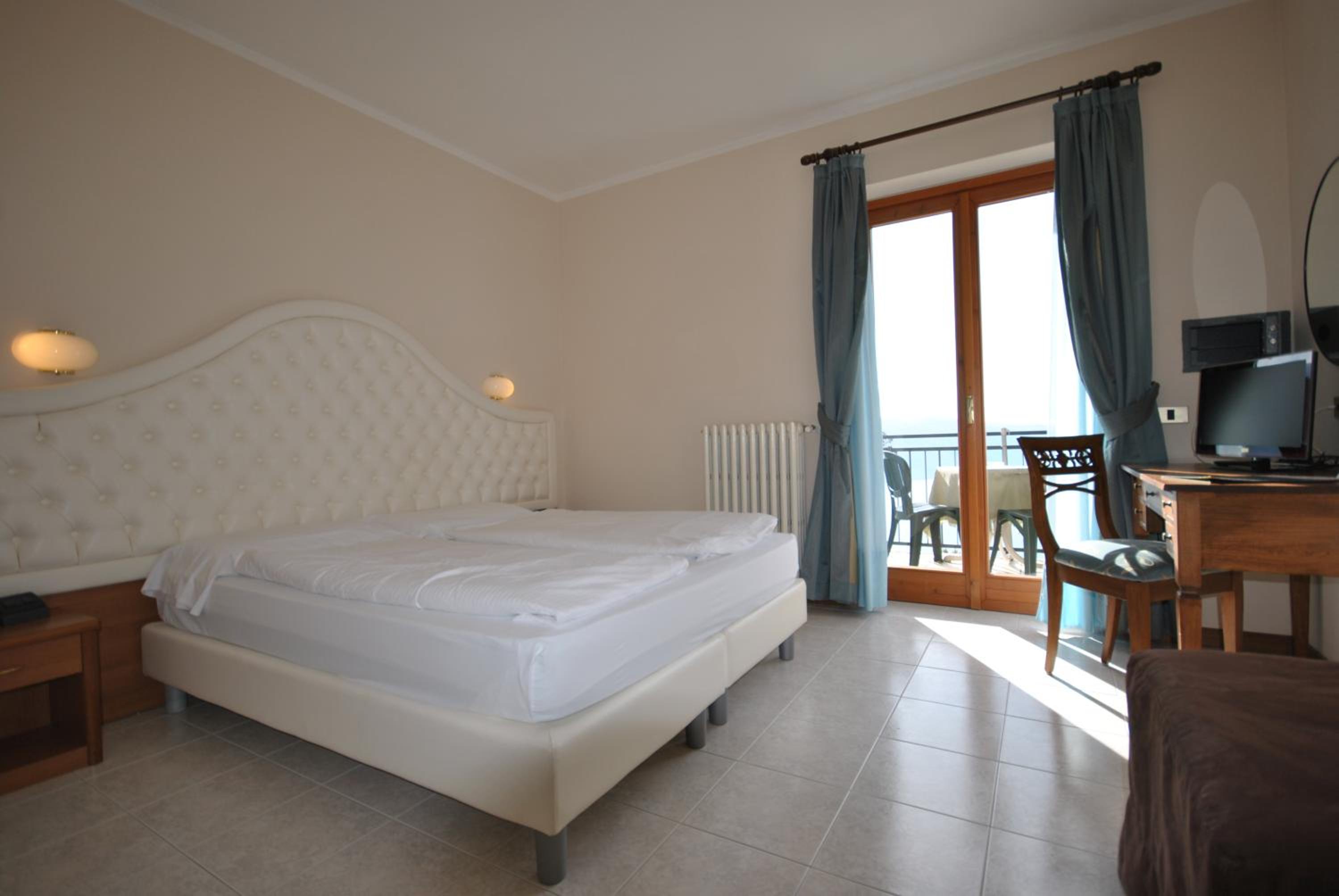 Superior Double or Twin Room with Lake View - Photo 9