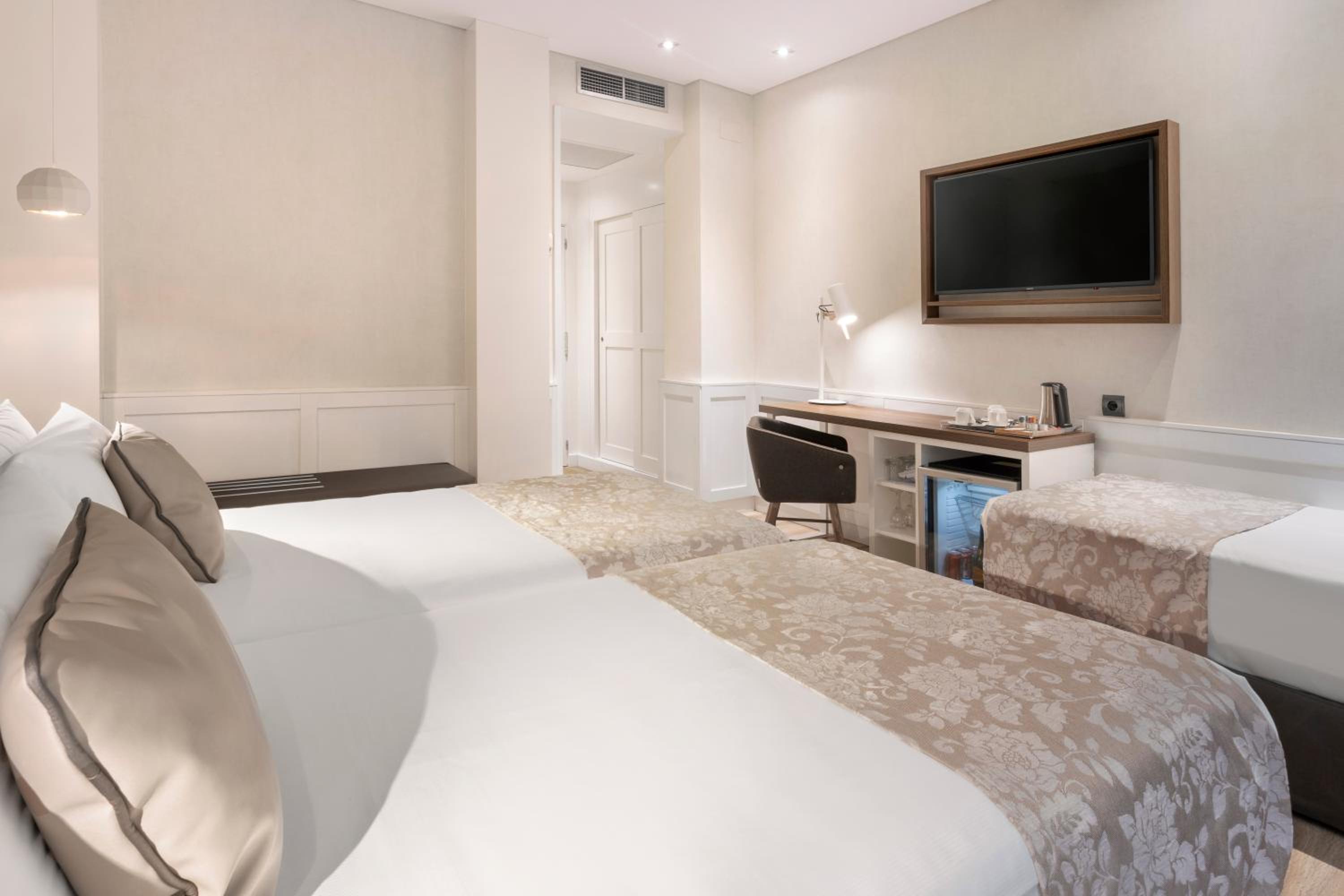 Triple Room (2 Adults + 1 Child) photo 2