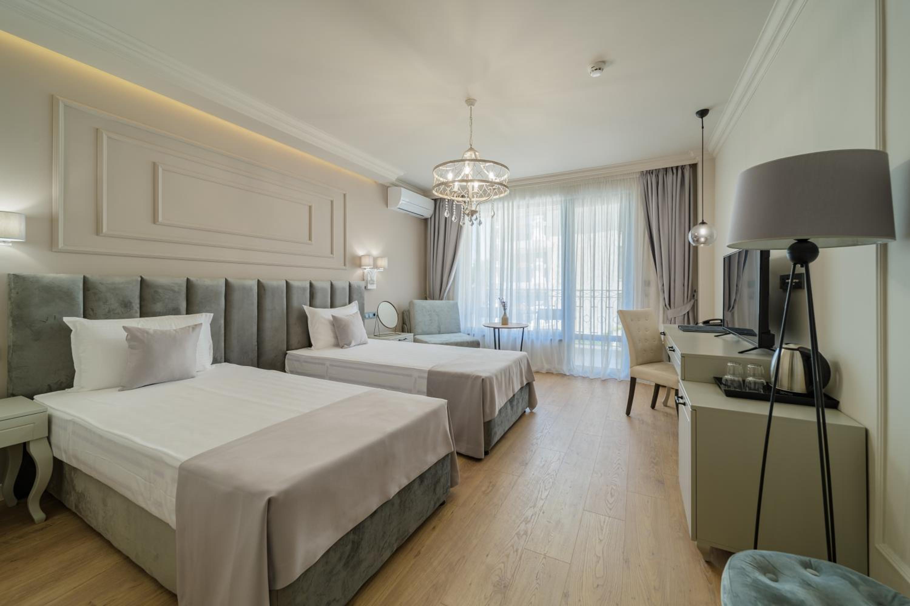 Double or Twin Room with Balcony and Partial Sea View - Free Parking
