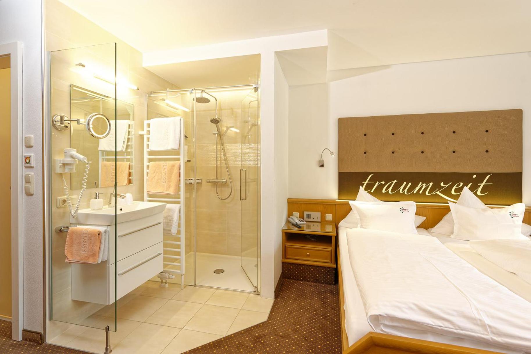 Deluxe Double Room with Shower photo 2