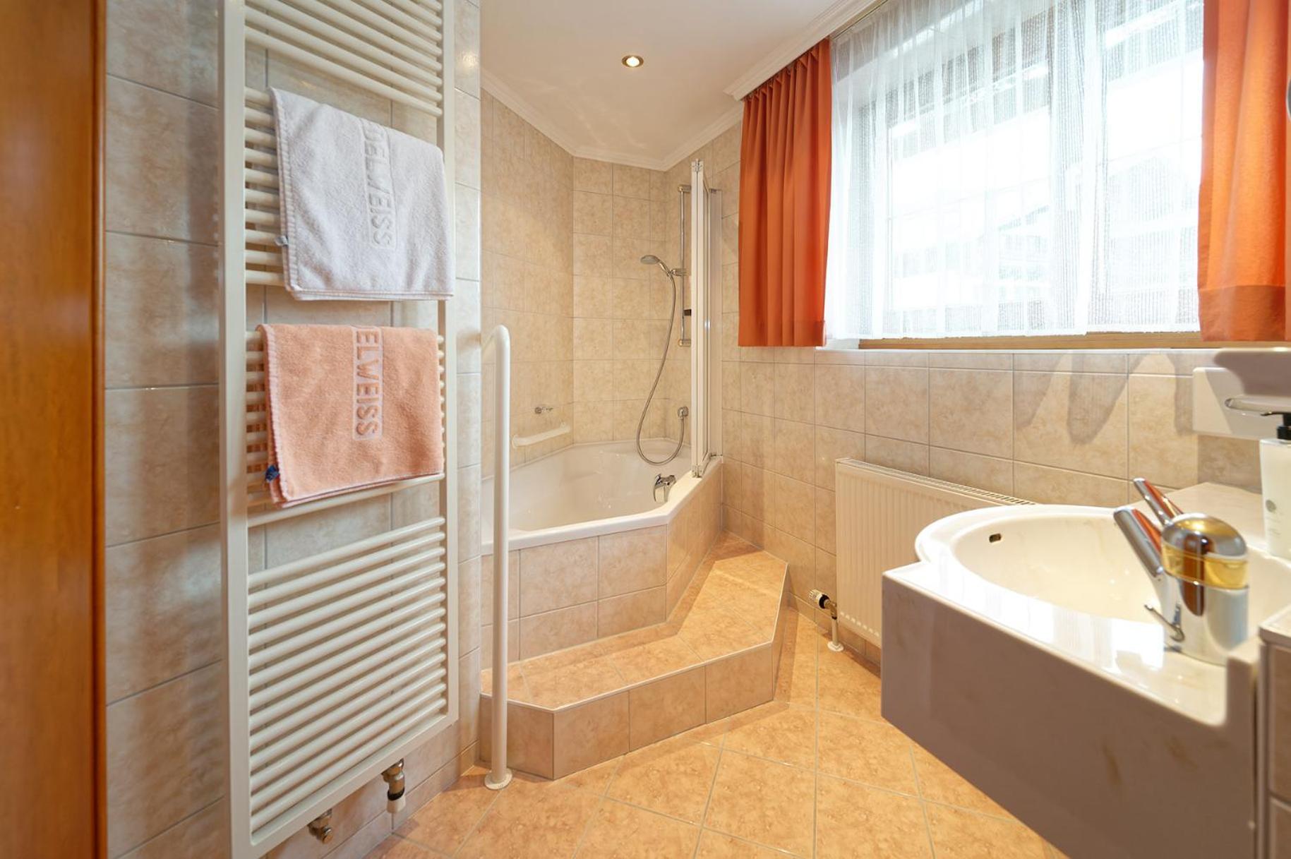 Deluxe Double Room with Bath photo 2
