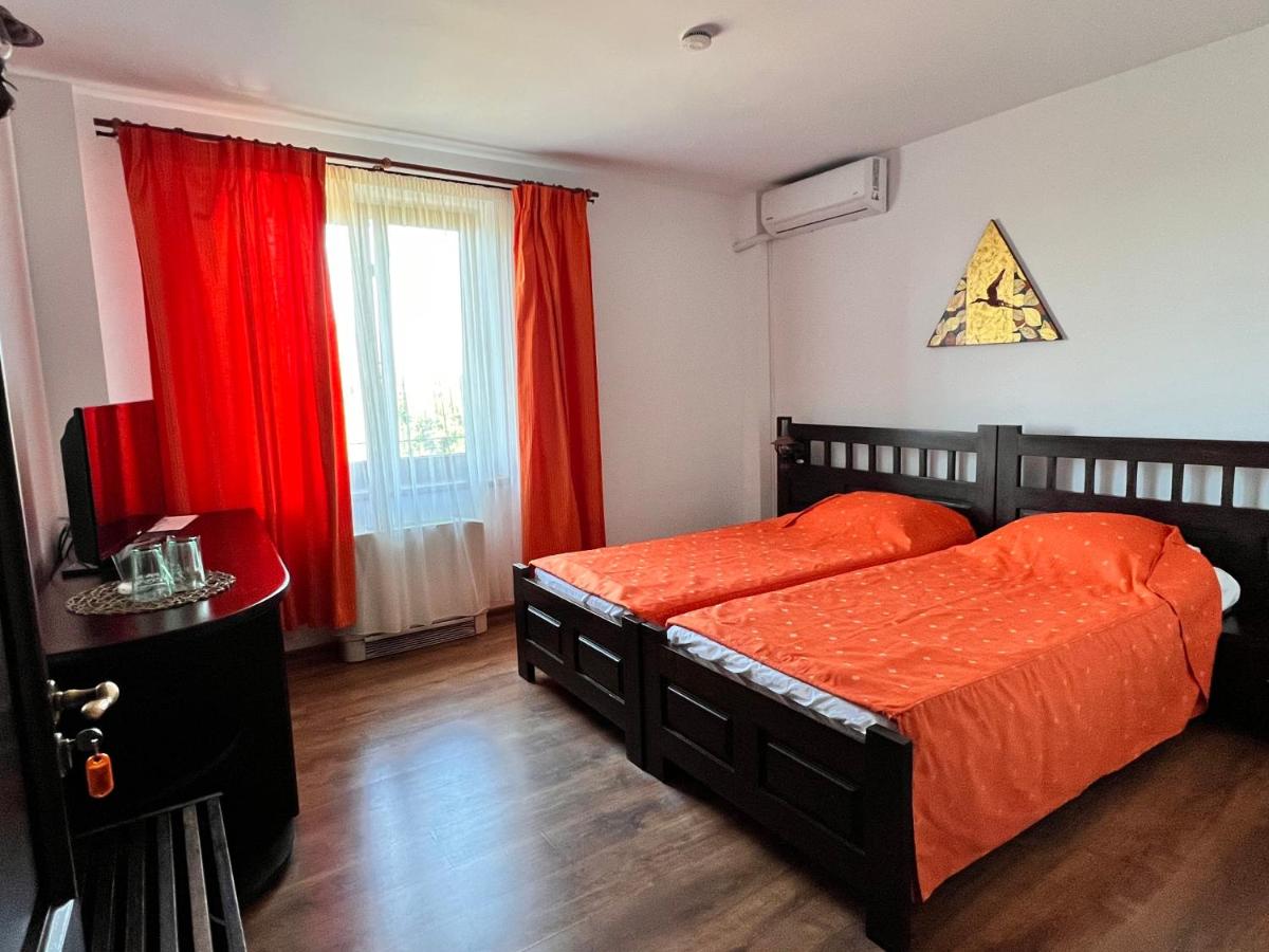 Twin Room with Bathroom photo 1
