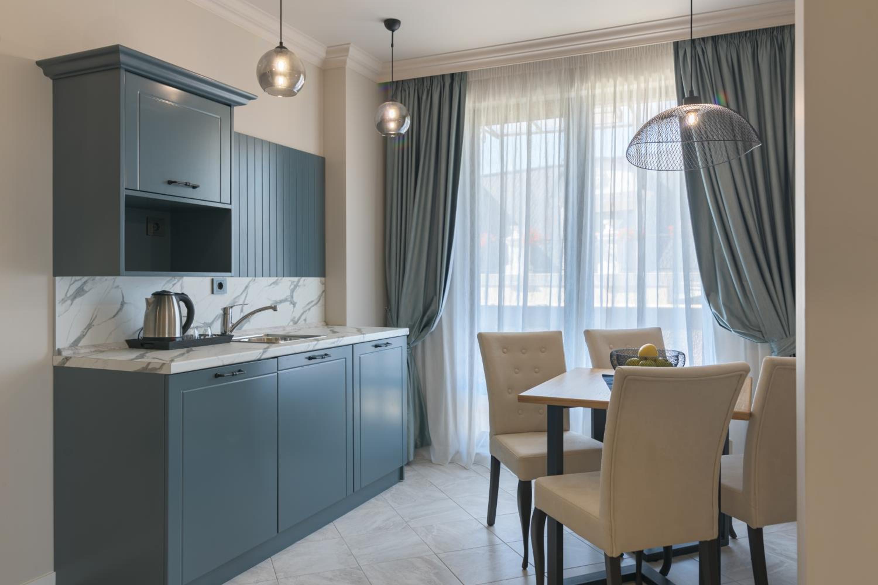 One-Bedroom Suite with Sea View and Free Parking