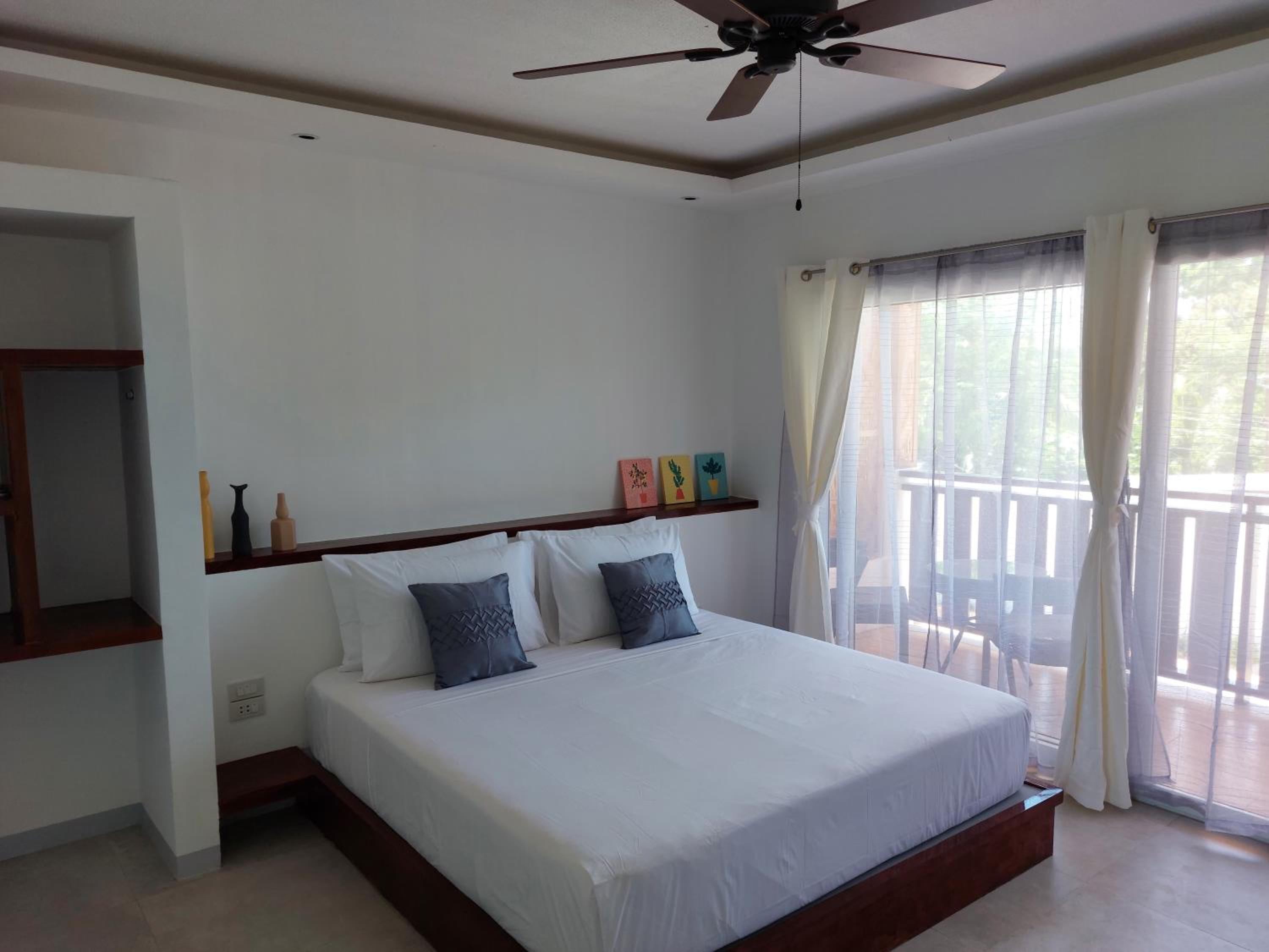 Deluxe King Room - Photo 1
