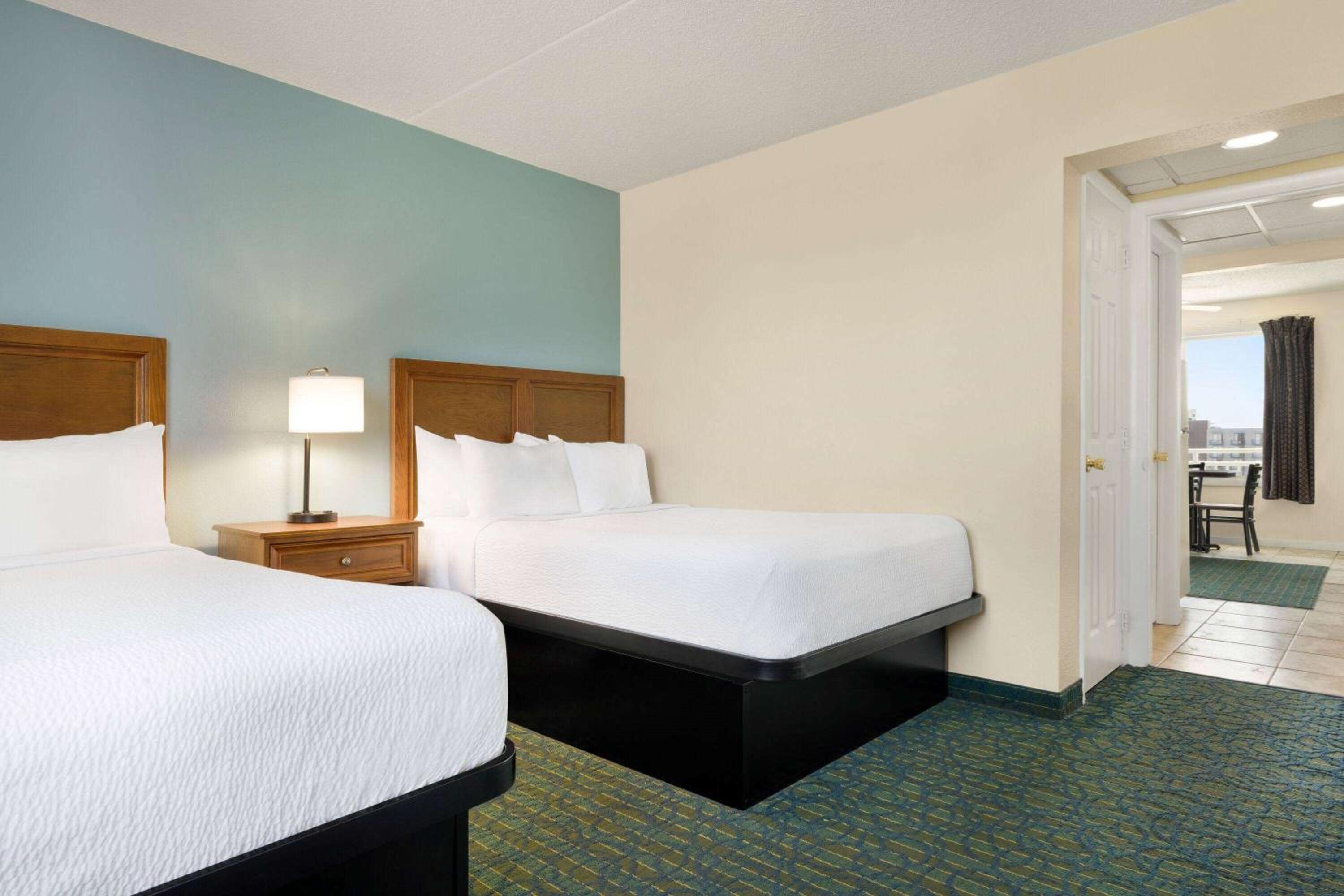 One-Bedroom Suite with Two Double Beds and Partial Ocean View - Non-Smoking photo 1
