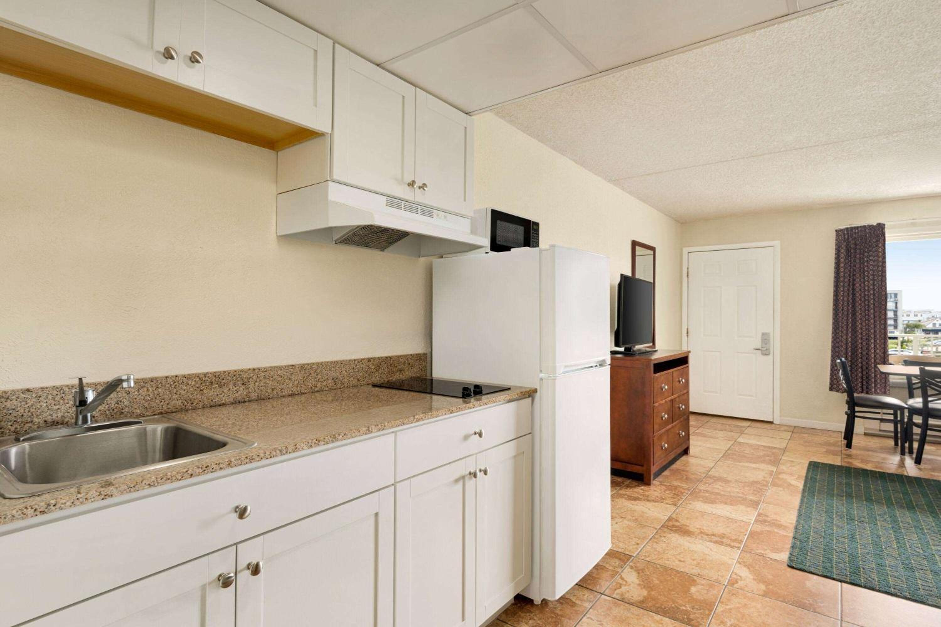 One-Bedroom Suite with Two Double Beds and Partial Ocean View - Non-Smoking photo 2
