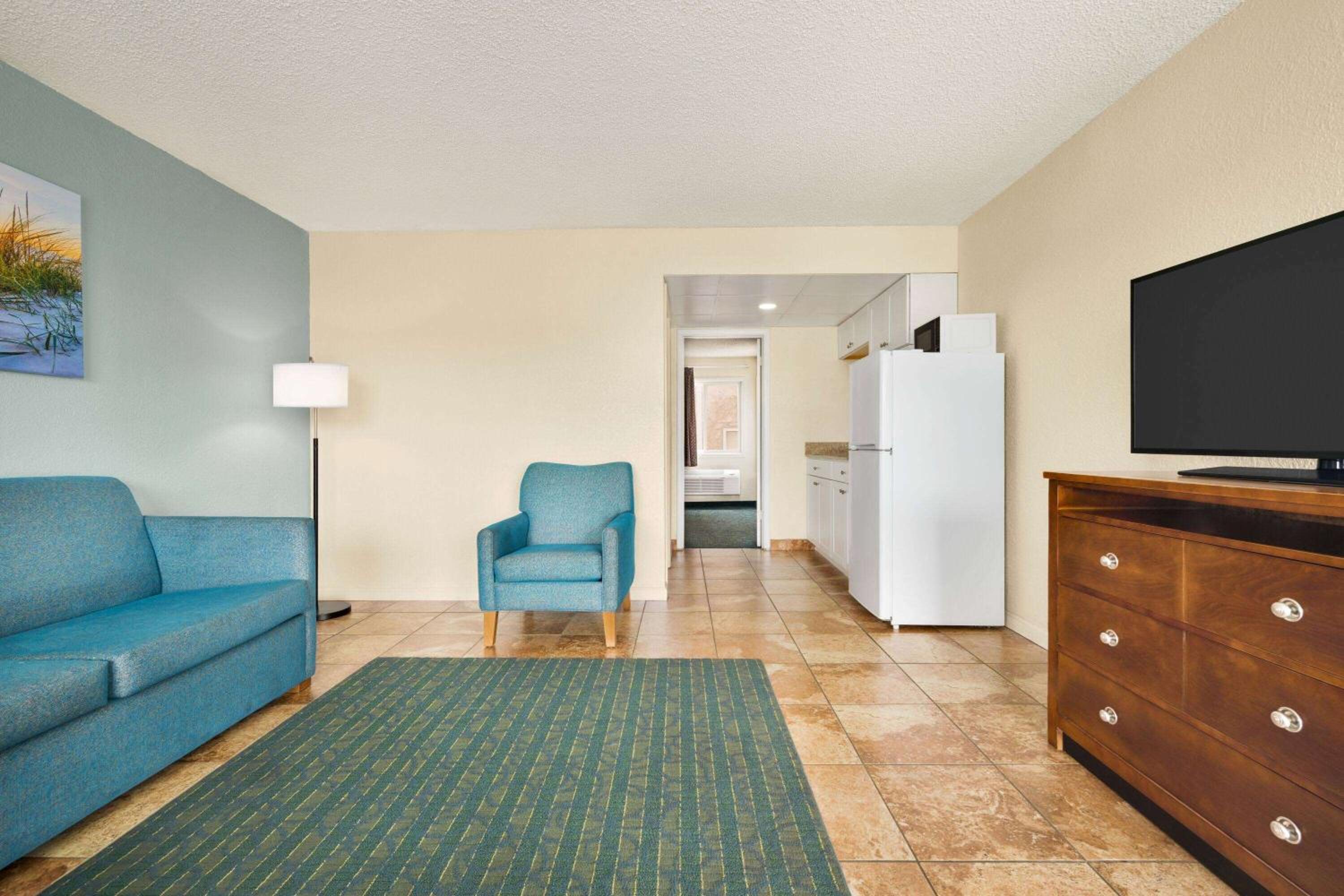 One-Bedroom King Suite with Partial Ocean View - Non-Smoking photo 1