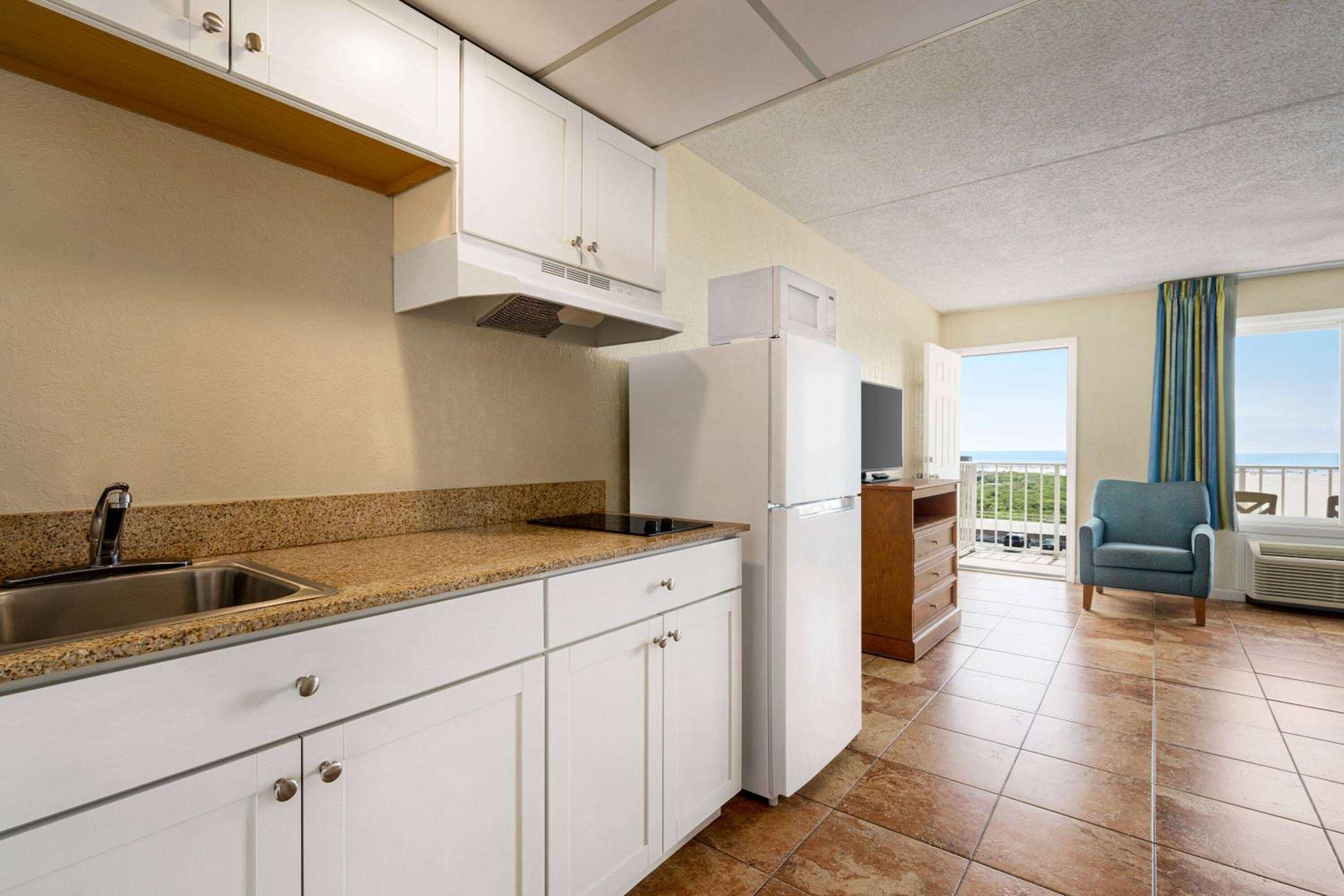Oceanfront One-Bedroom Suite with Two Double Beds - Non-Smoking photo 3