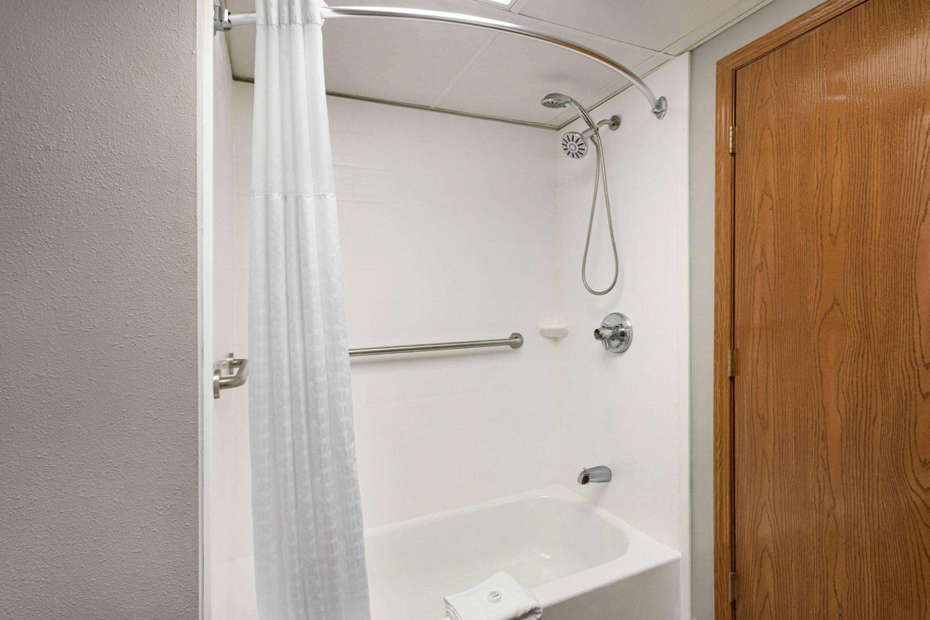 1 King Bed, Mobility Accessible Room, Bathtub w/ Grab Bars, Non-Smoking - Photo 2