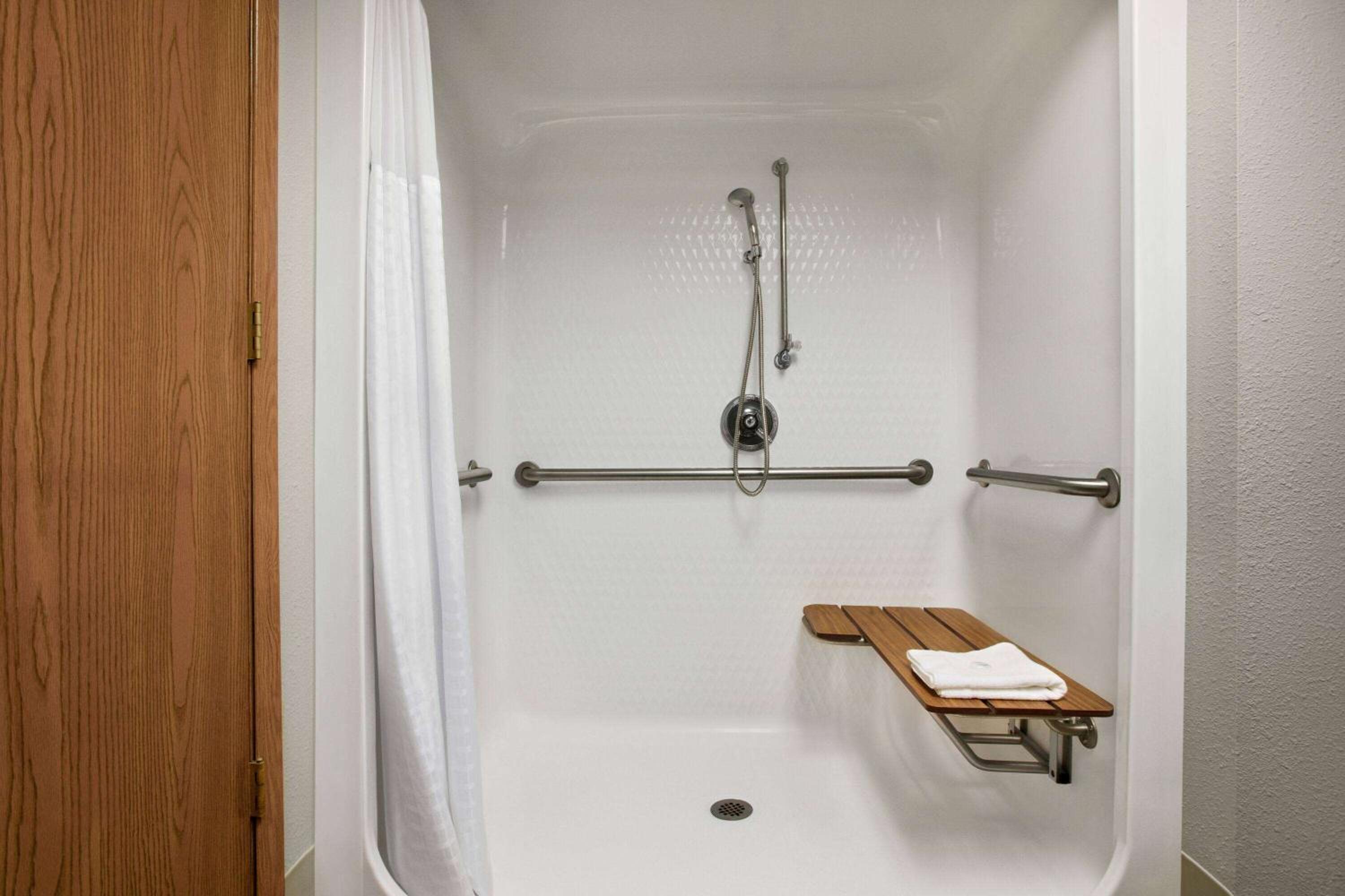 1 King Bed Mobility Accessible Room, Roll-In Shower, Non-Smoking - Photo 4