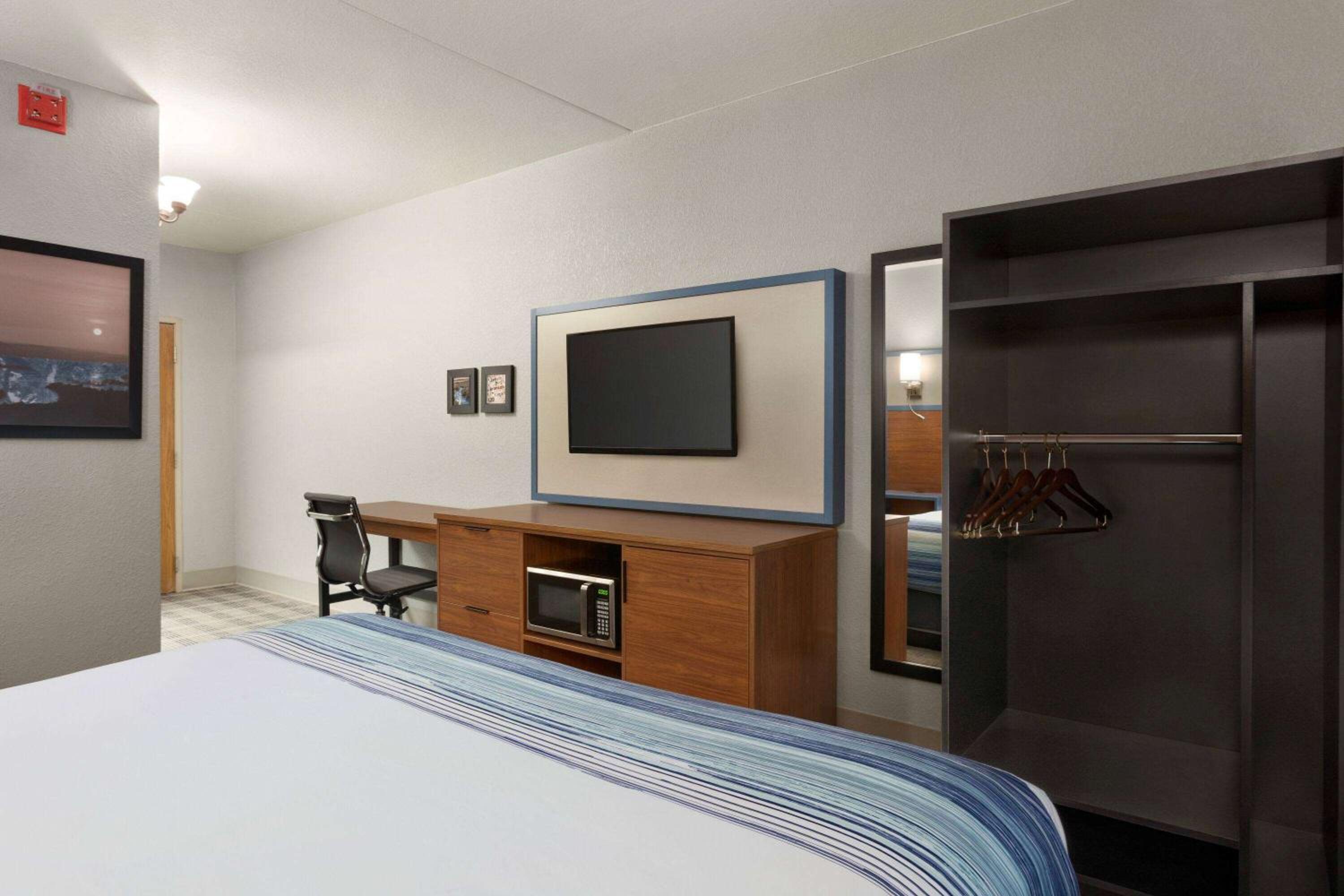 1 King Bed Mobility Accessible Room, Roll-In Shower, Non-Smoking - Photo 2