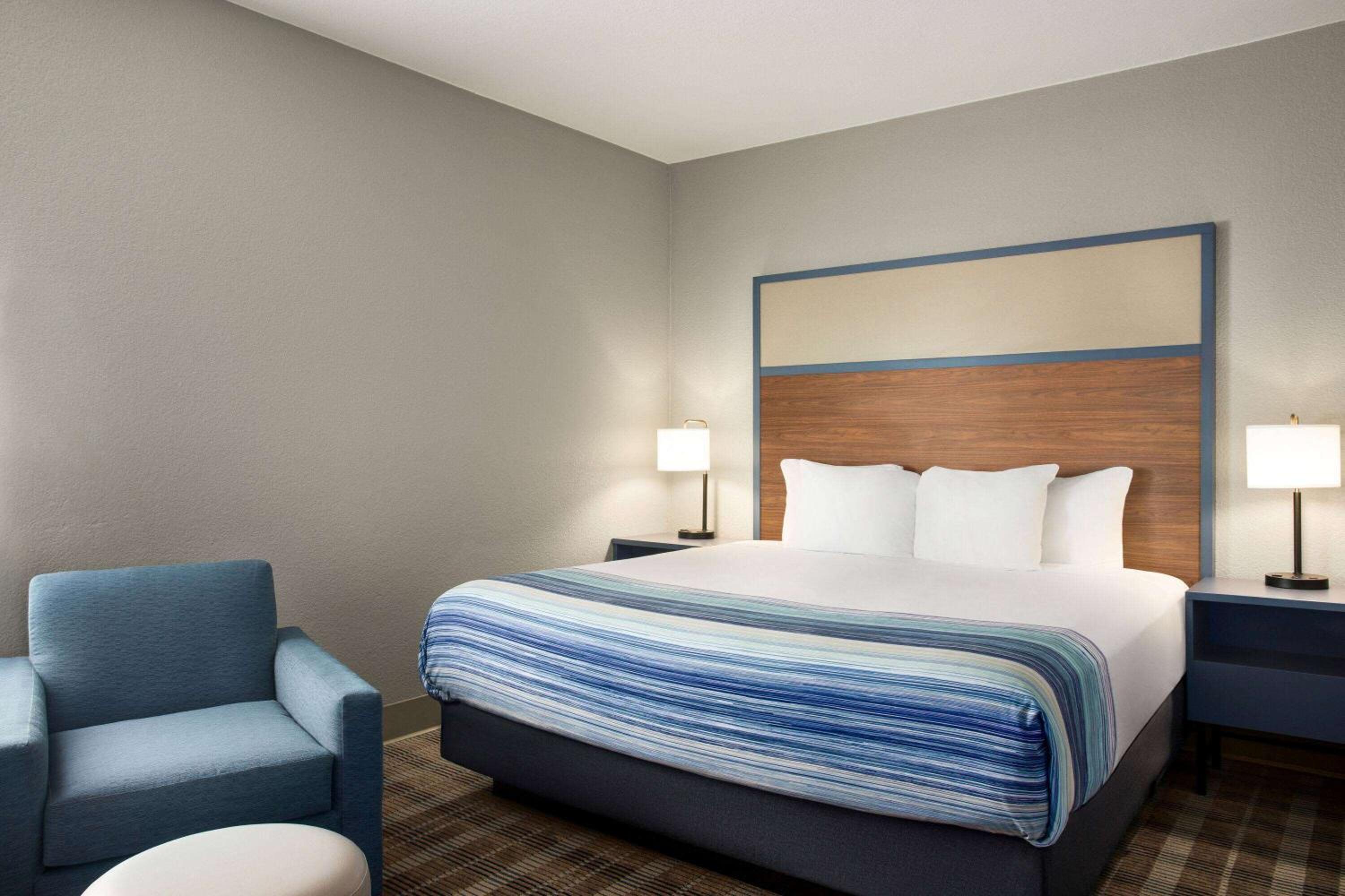 1 King Bed Mobility Accessible Room, Roll-In Shower, Non-Smoking - Photo 3