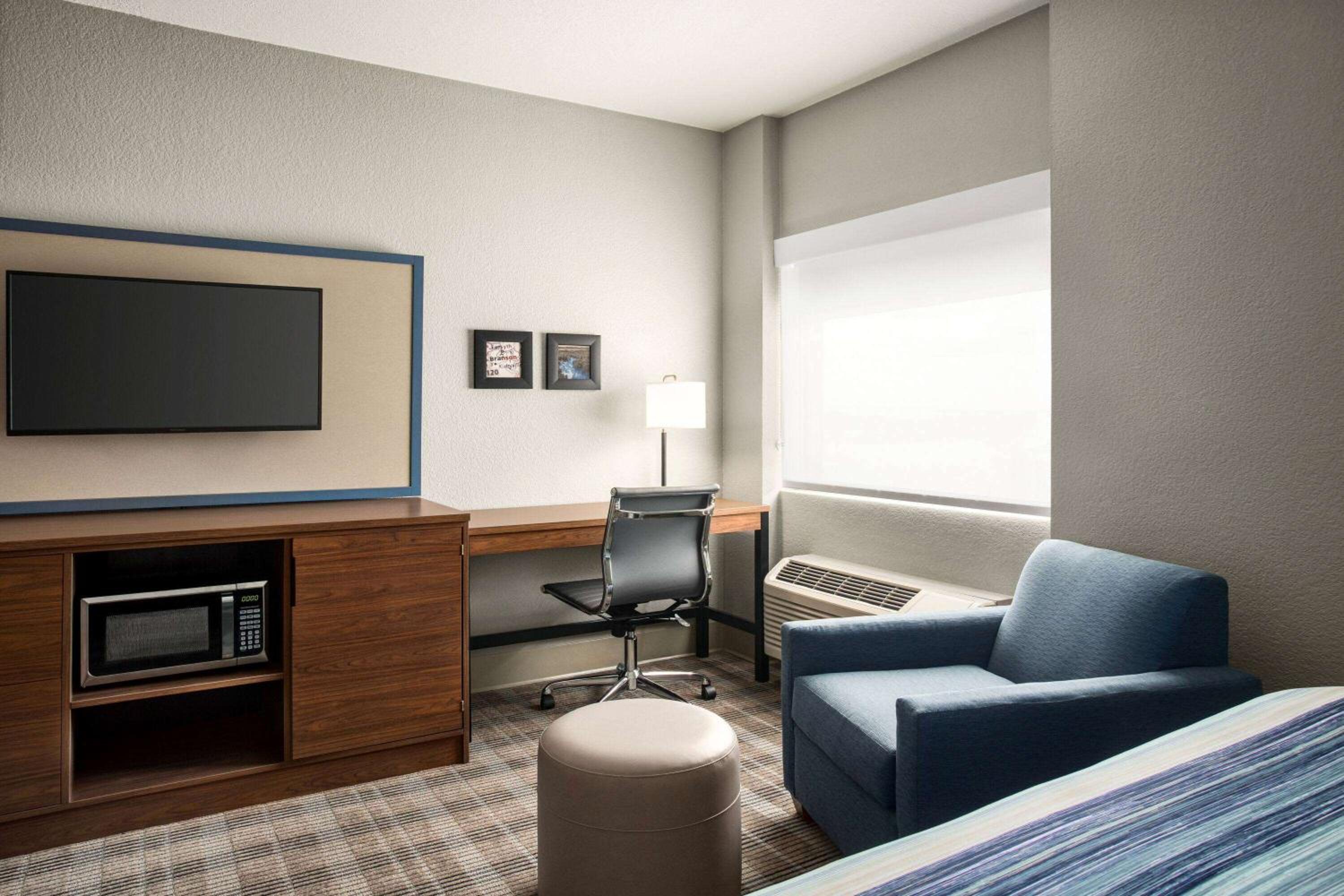1 King Bed, Near Elevator, Non-Smoking - Photo 2