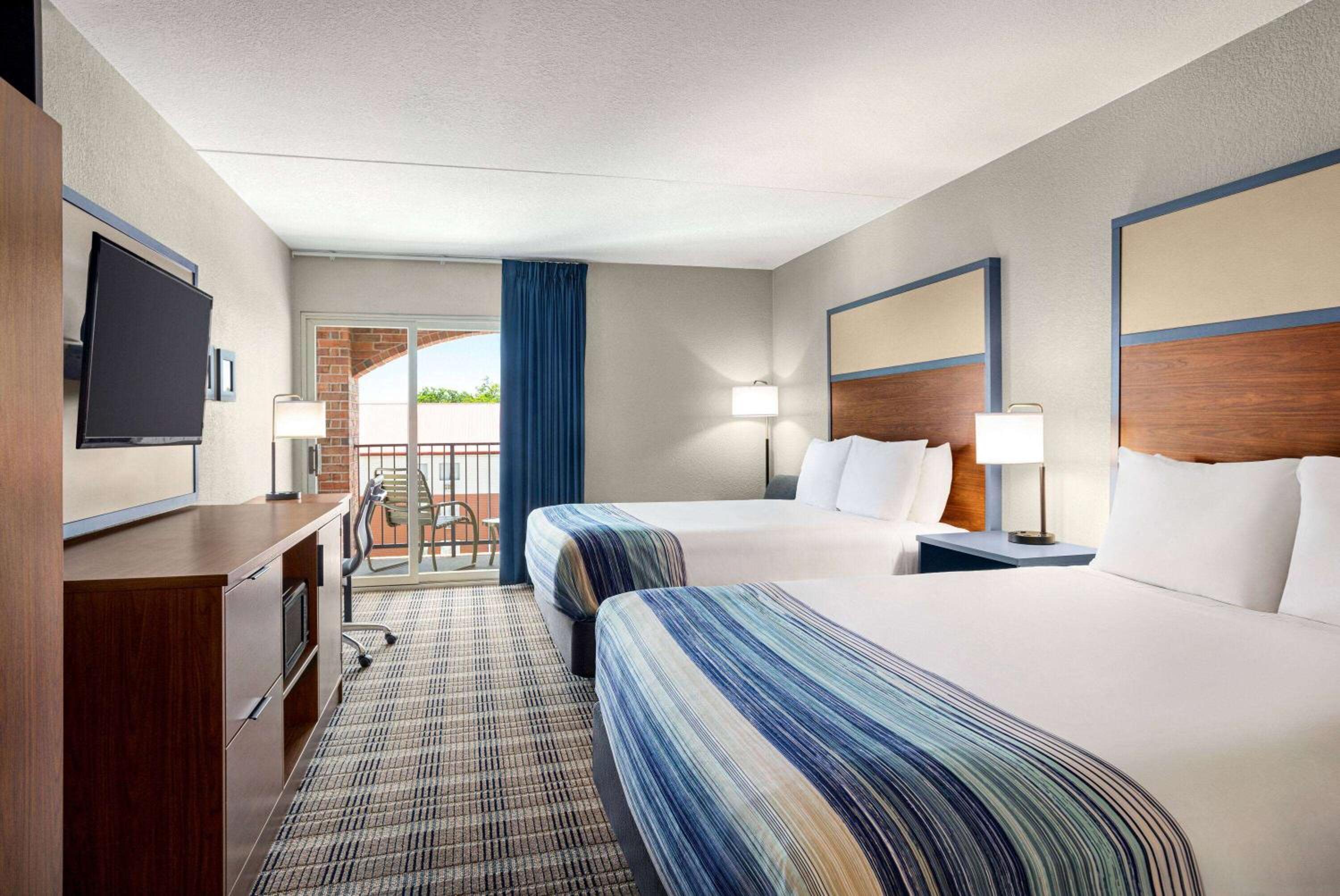 Deluxe Queen Room with Two Queen Beds - Non-Smoking - Photo 1