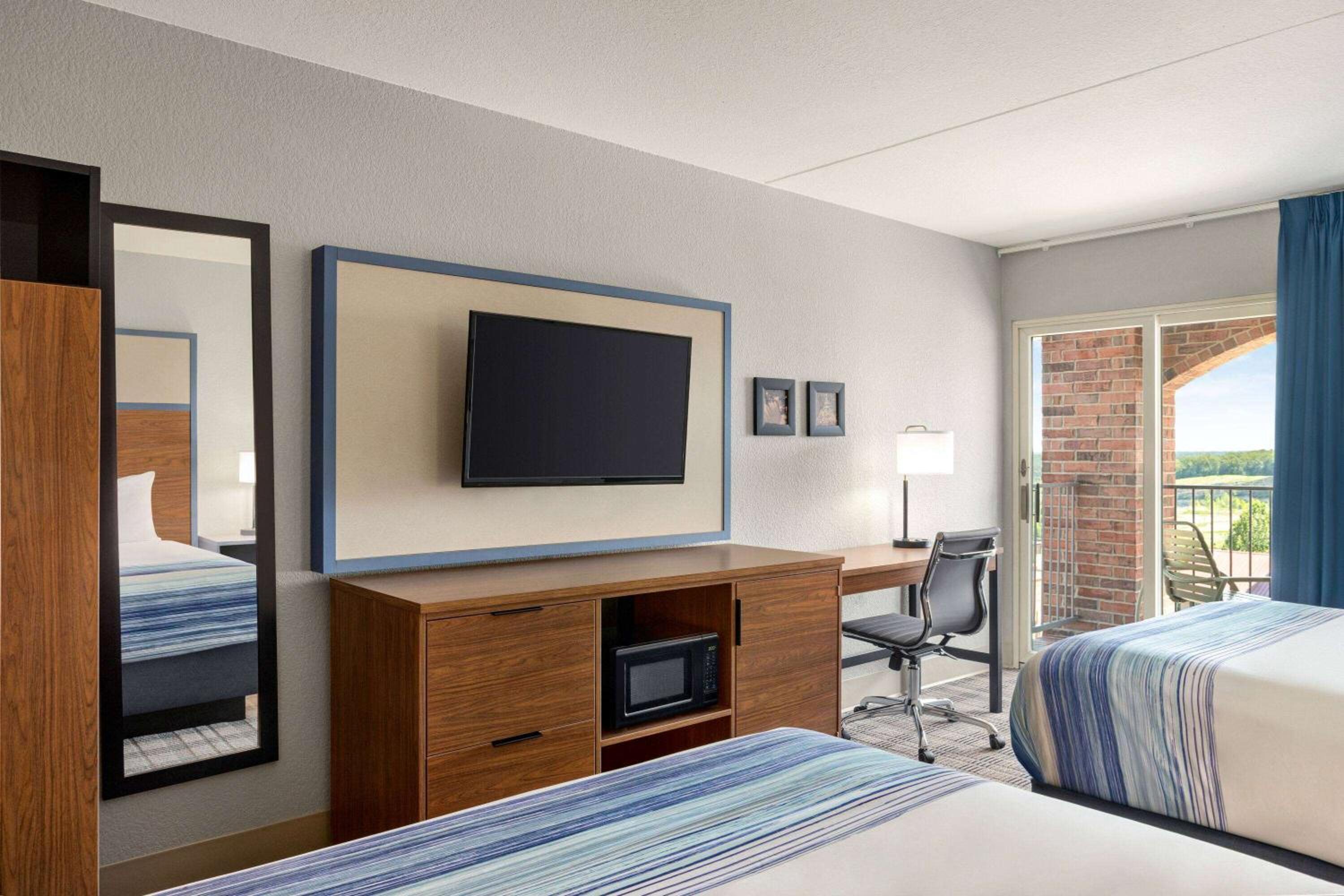 Deluxe Queen Room with Two Queen Beds - Non-Smoking - Photo 3