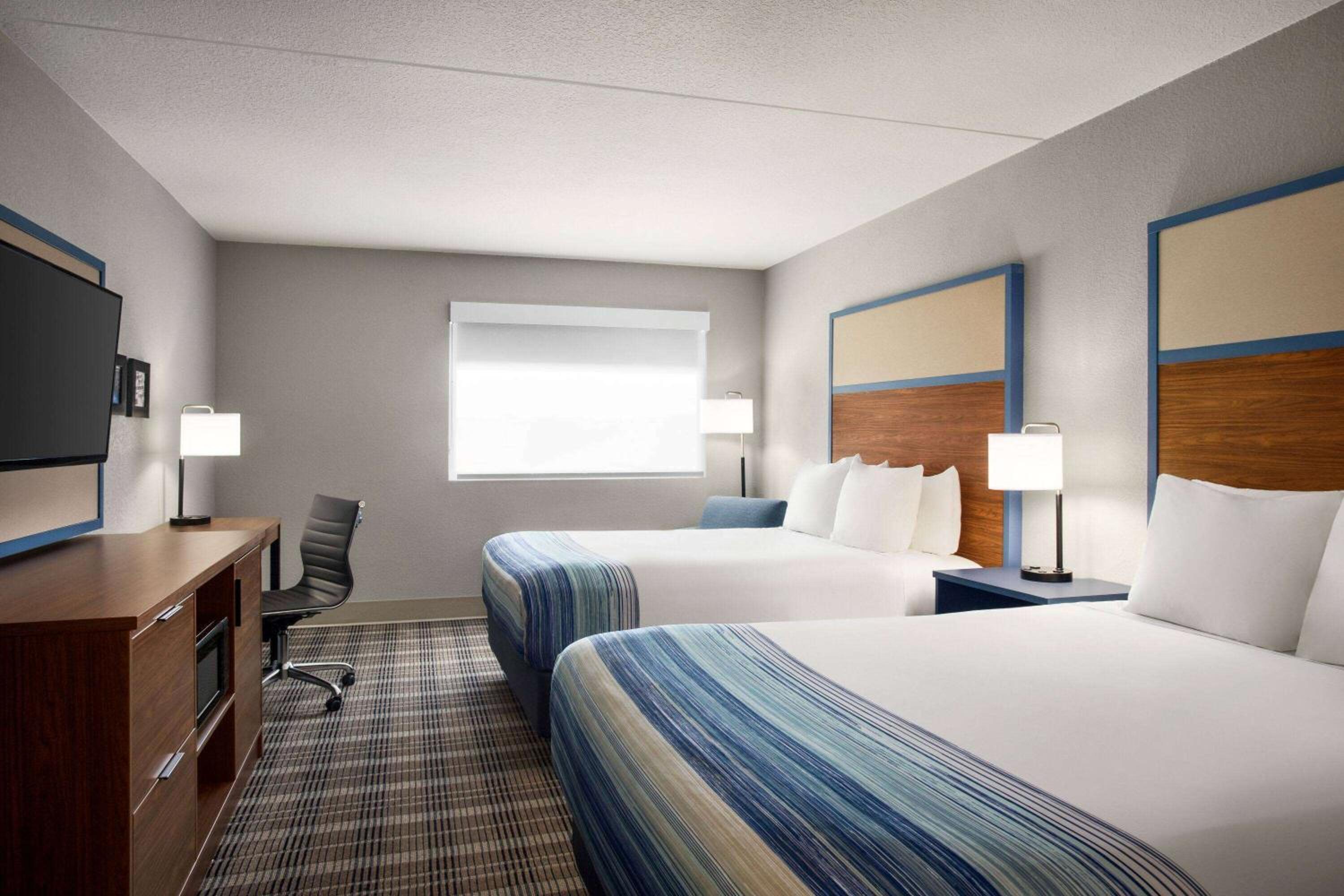 2 Queen Beds, Exterior Room, Non-Smoking - Photo 6